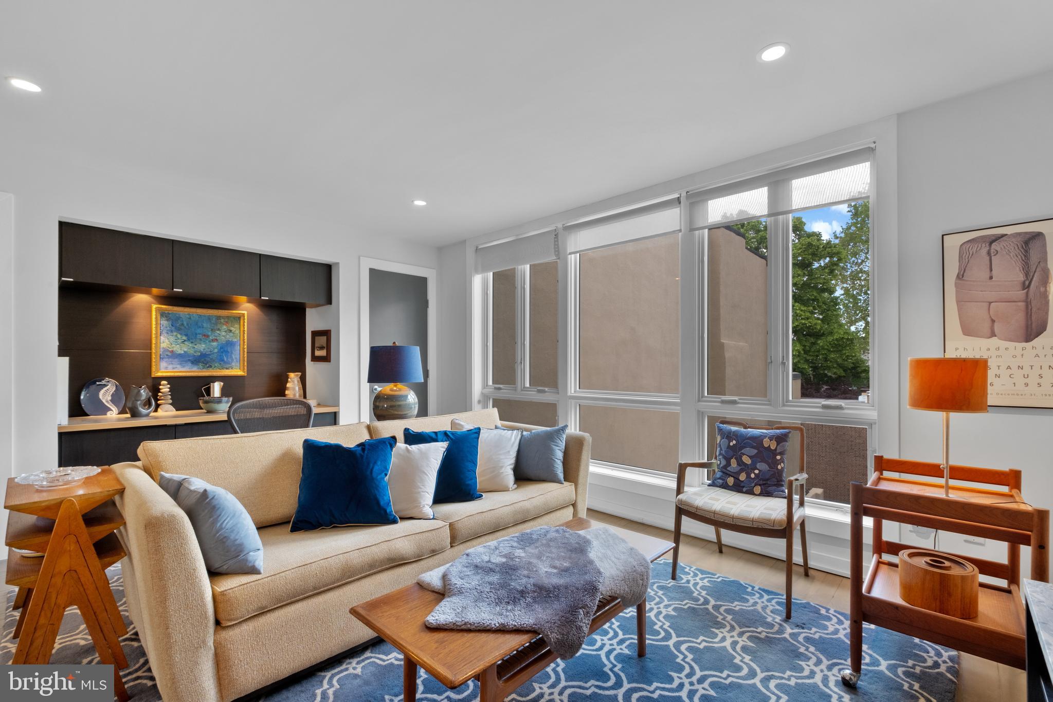 SOCIETY HILL - Residential Income