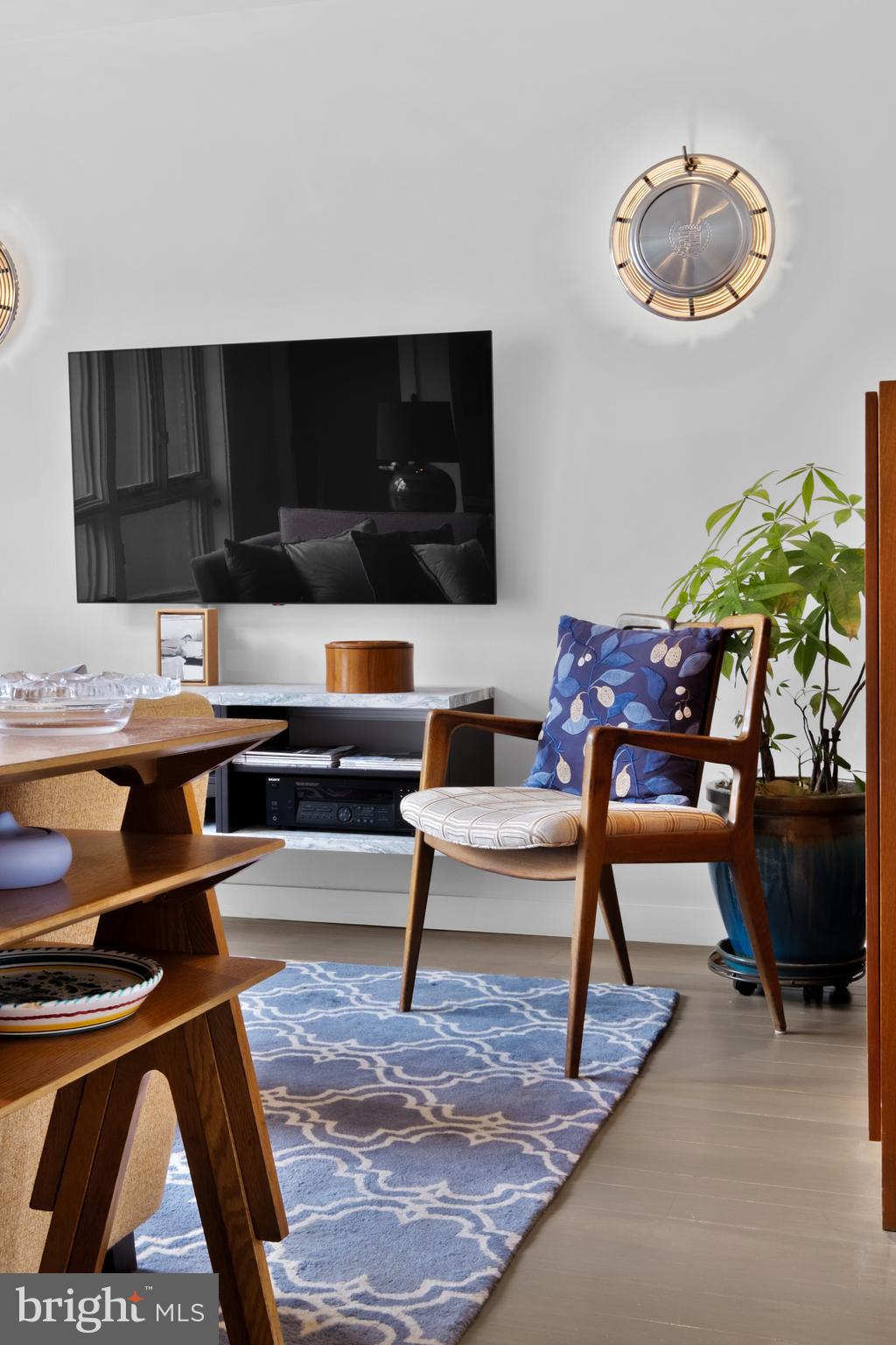 SOCIETY HILL - Residential Income