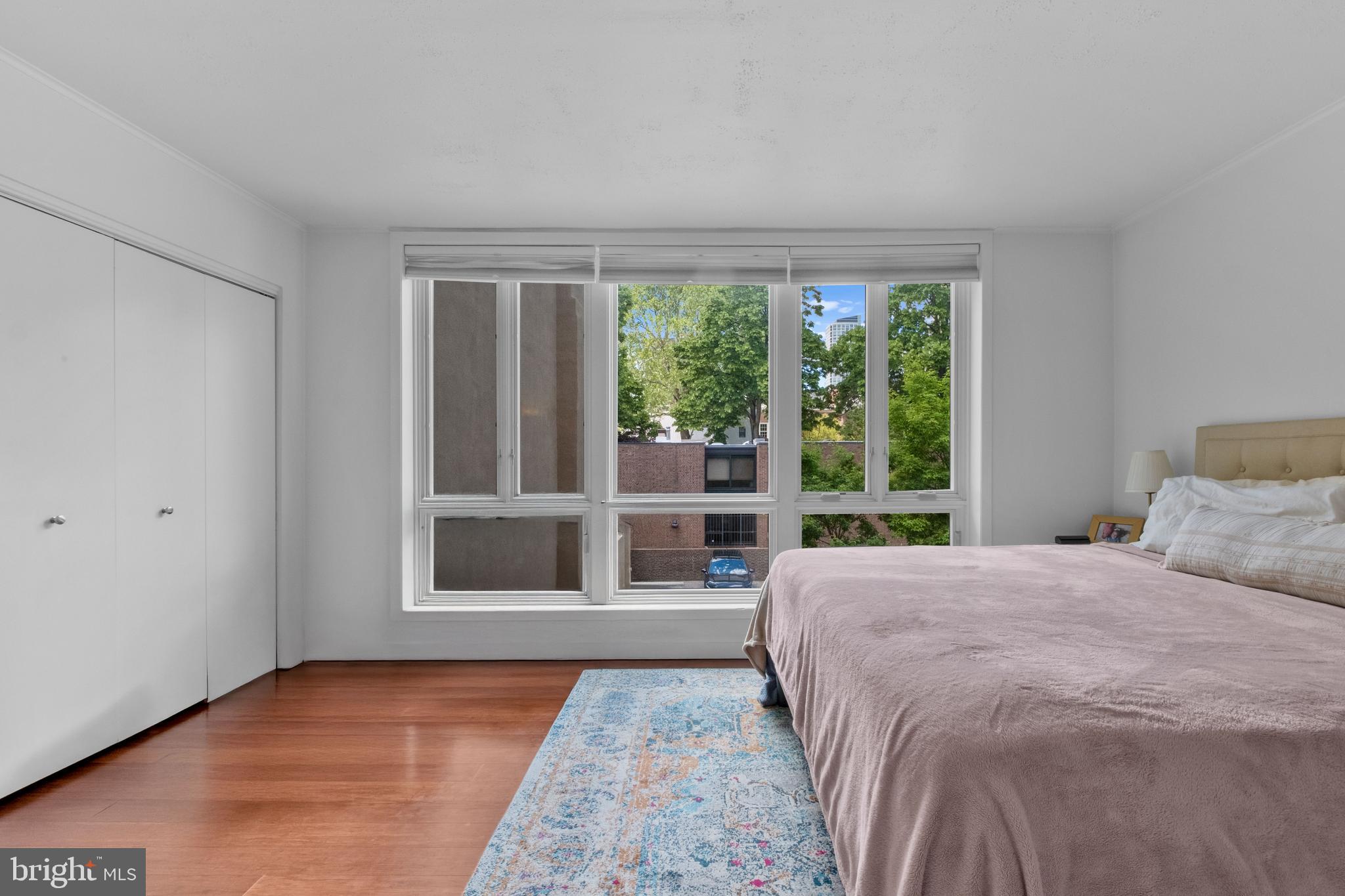 SOCIETY HILL - Residential Income