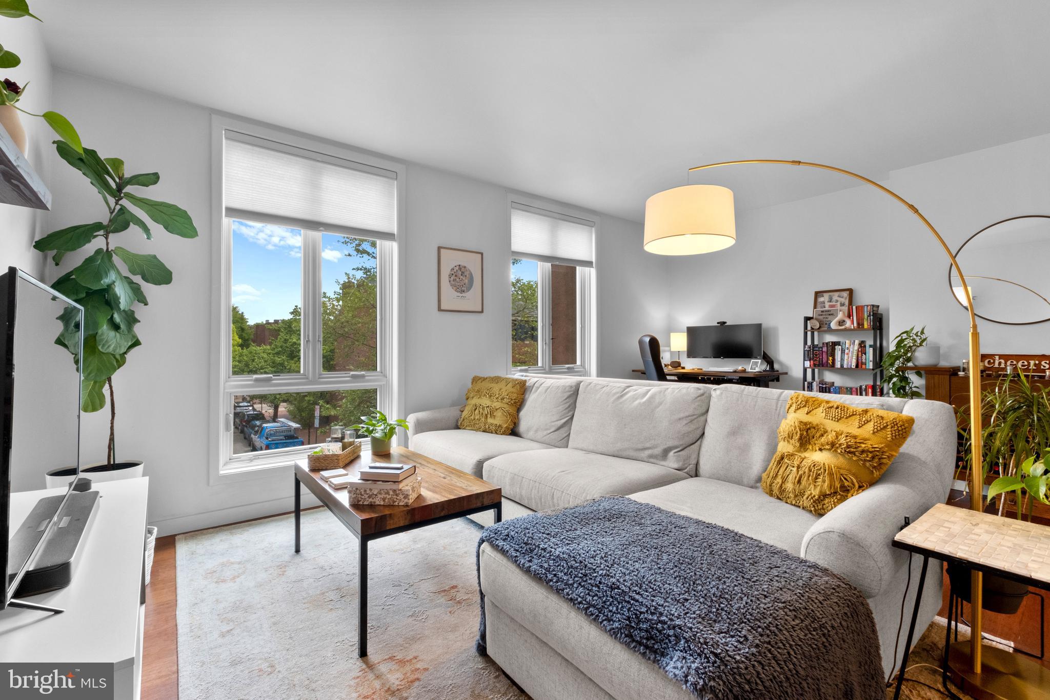 SOCIETY HILL - Residential Income