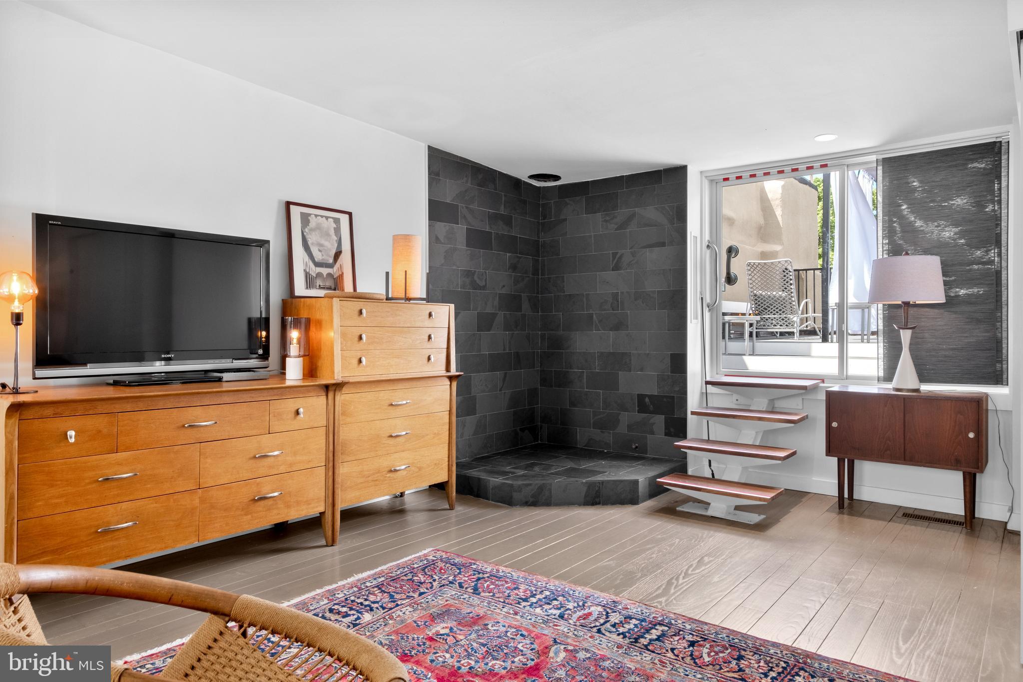 SOCIETY HILL - Residential Income