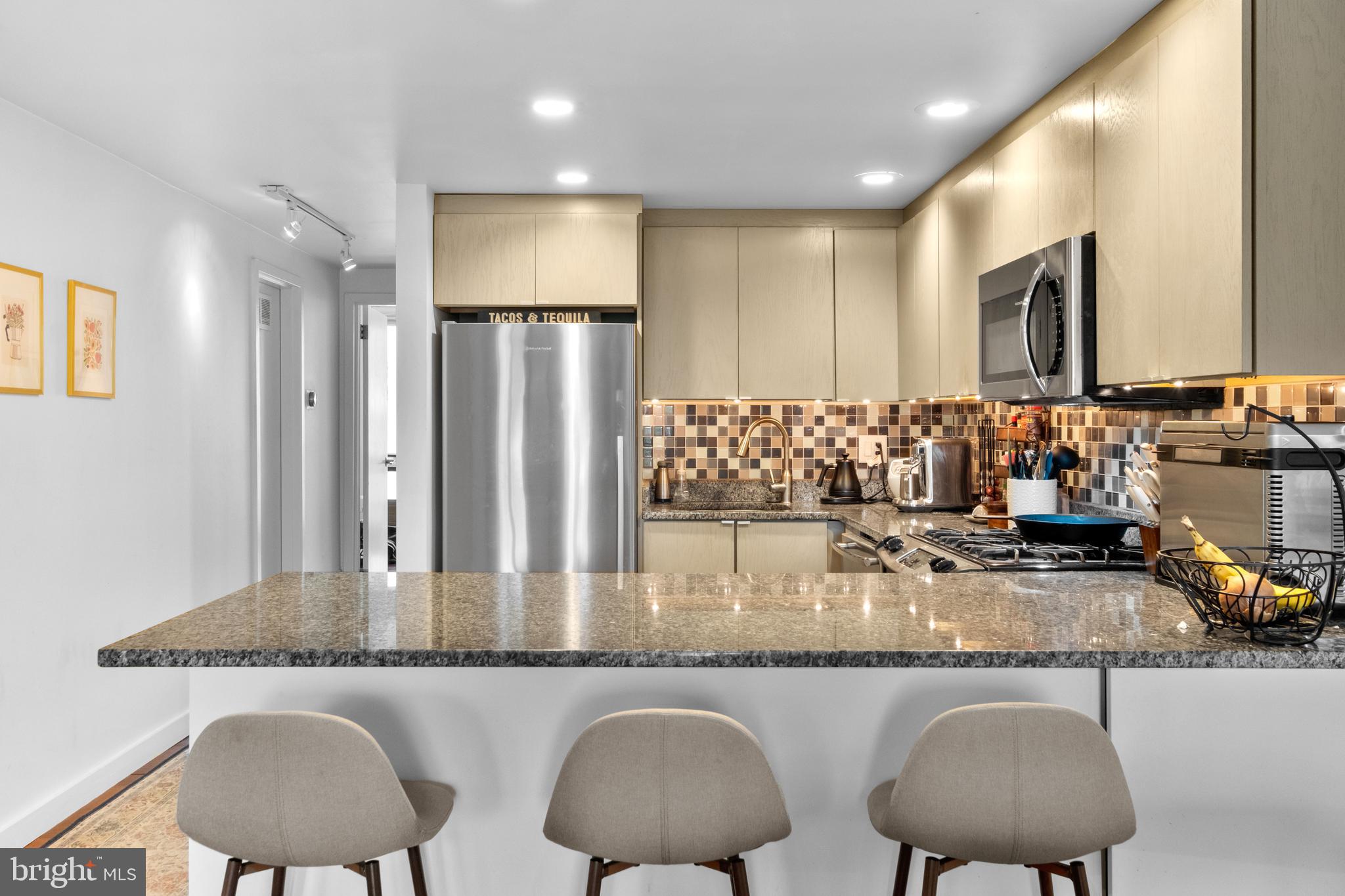 SOCIETY HILL - Residential Income