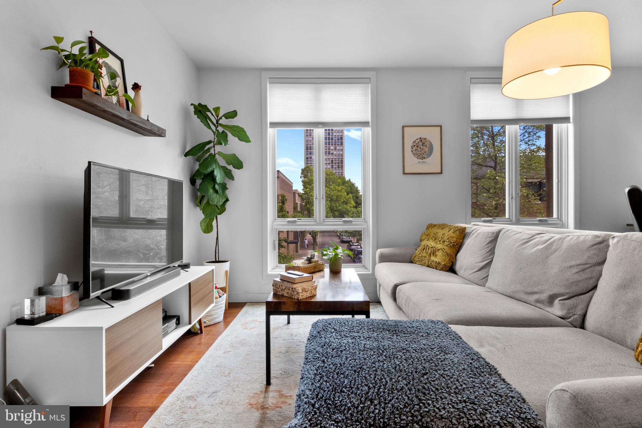 SOCIETY HILL - Residential Income