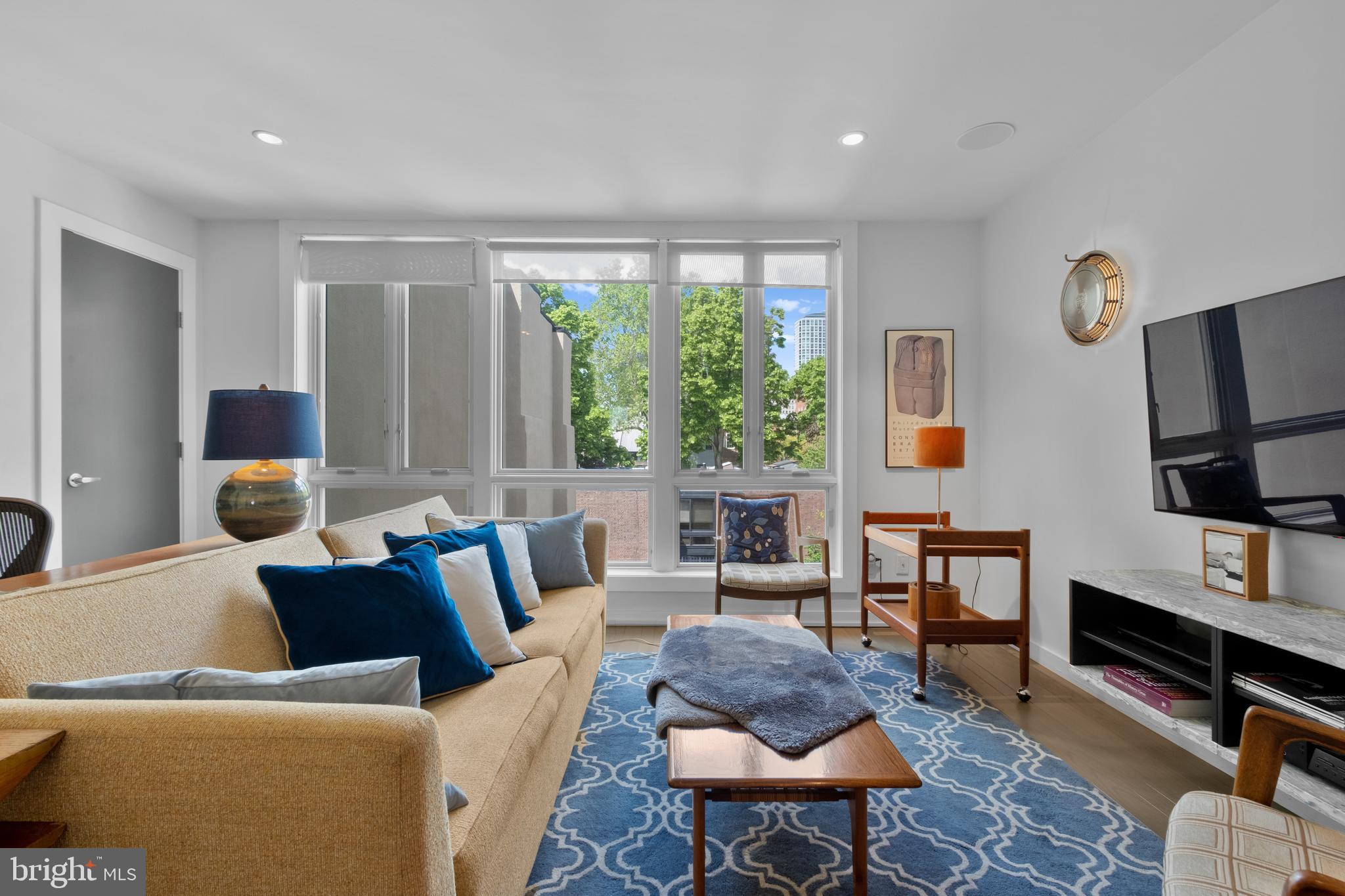 SOCIETY HILL - Residential Income