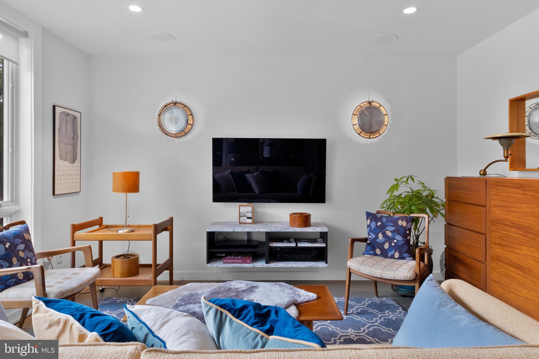 SOCIETY HILL - Residential Income