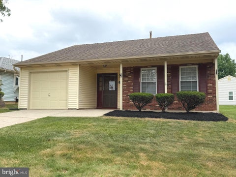Homes For Sale - 111 Carriage Hill Court<br/> COLUMBUS, NJ 08022