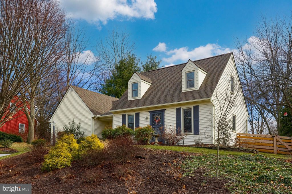 Photo of 202 QUEENS GATE RD, LITITZ, PA 17543 (MLS # PALA2030974)