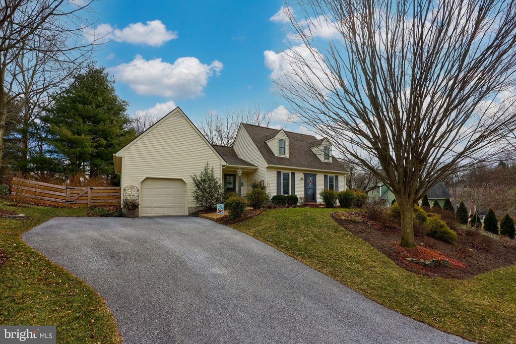 Photo of 202 QUEENS GATE RD, LITITZ, PA 17543 (MLS # PALA2030974)