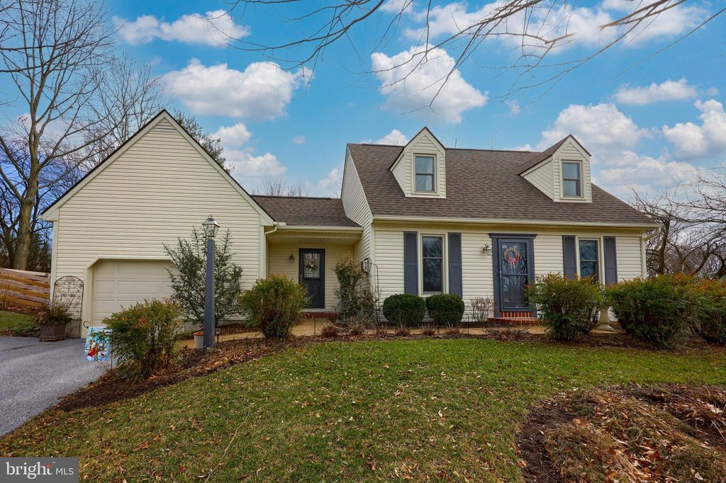 Photo of 202 QUEENS GATE RD, LITITZ, PA 17543 (MLS # PALA2030974)