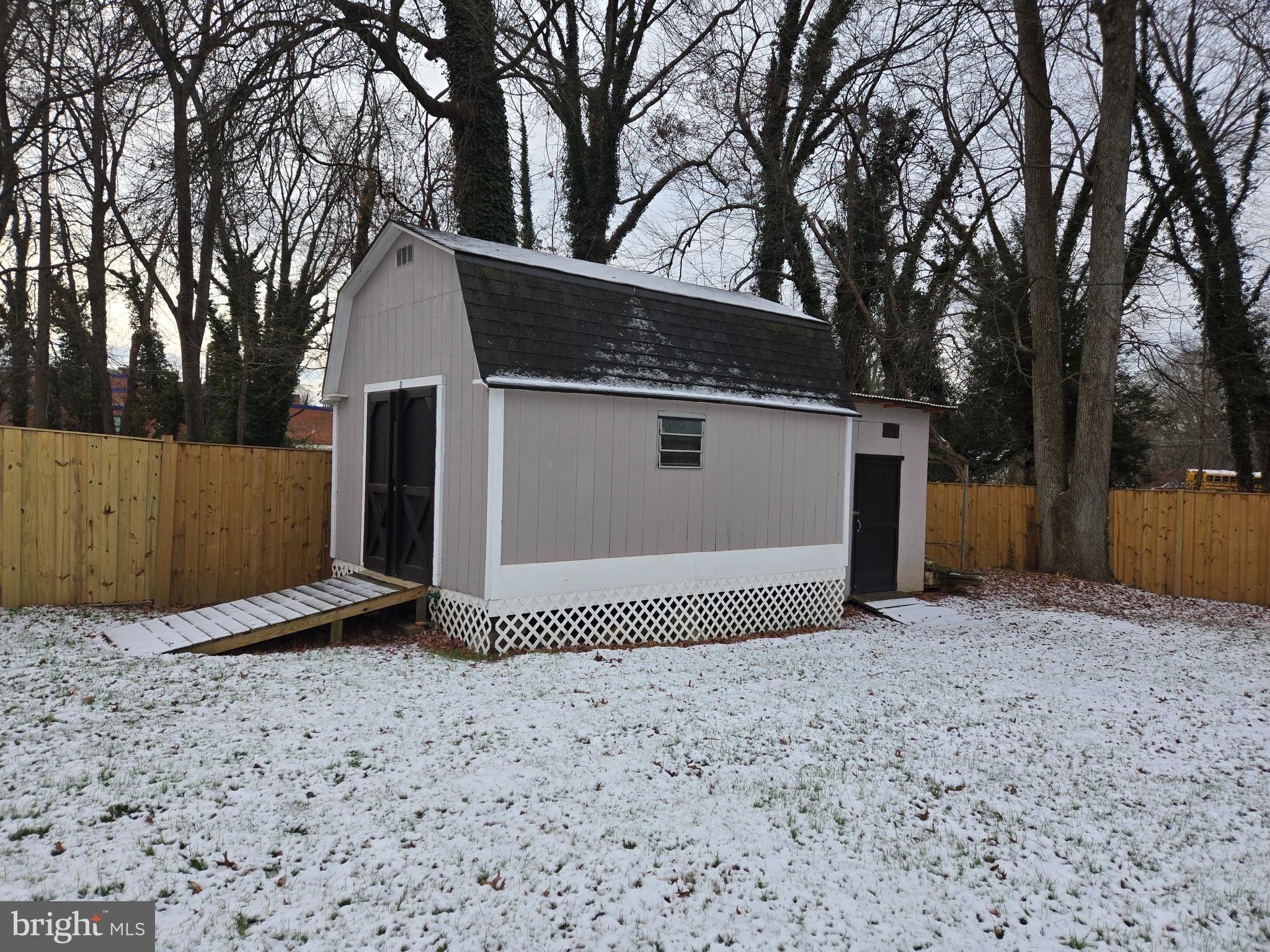 8422 WOODLAWN STREET