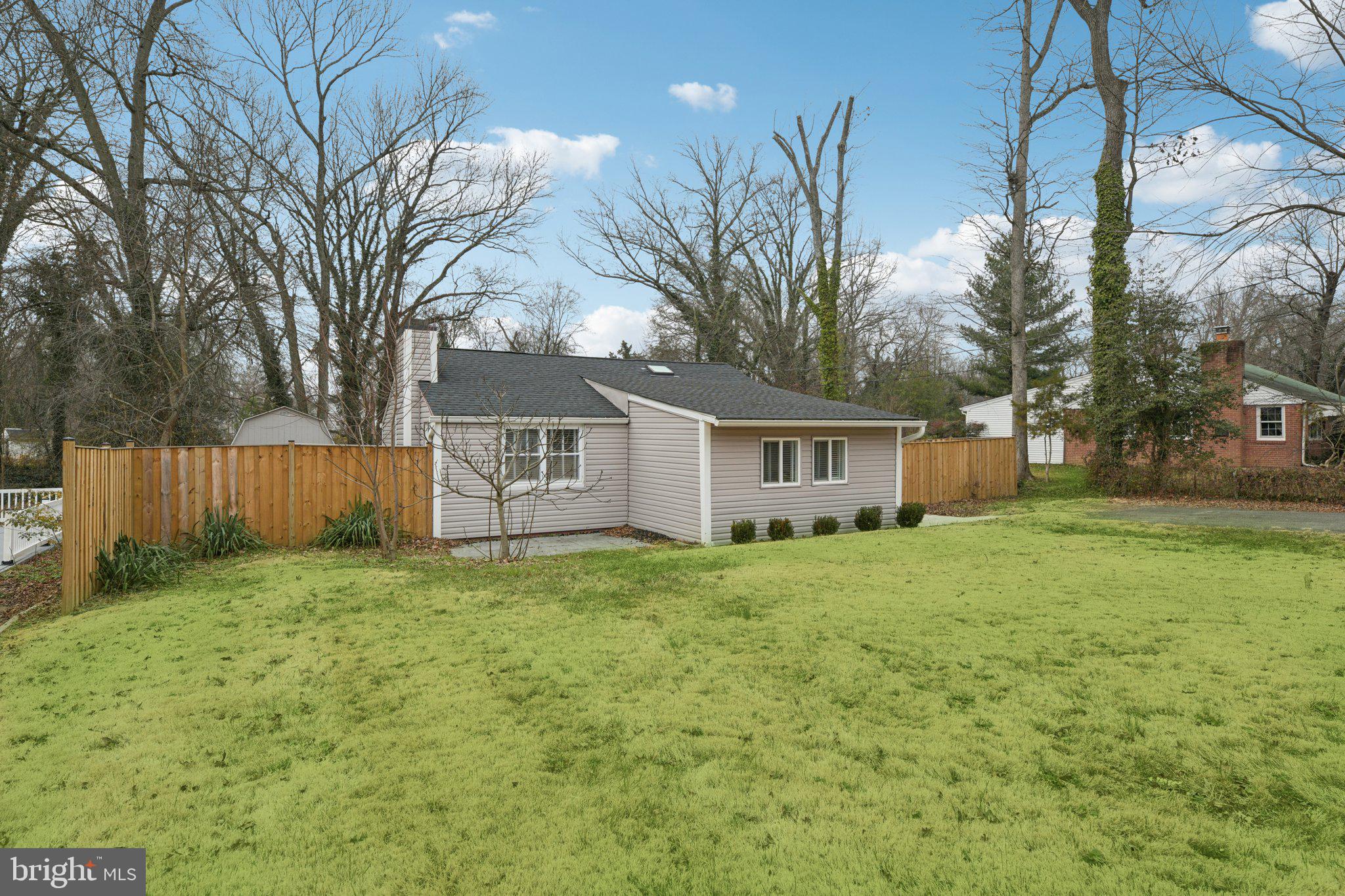 8422 WOODLAWN STREET