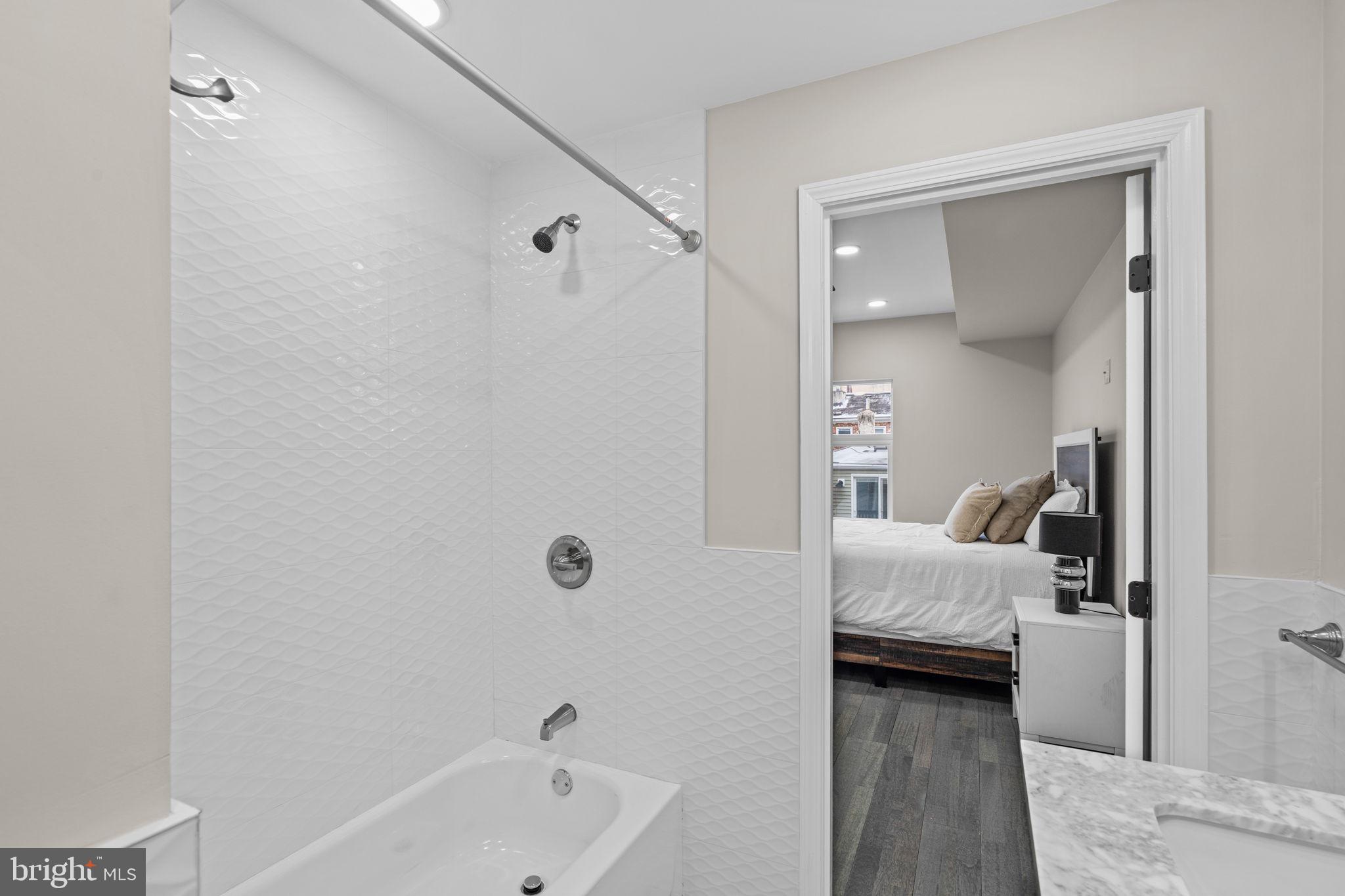 QUEEN VILLAGE - Residential