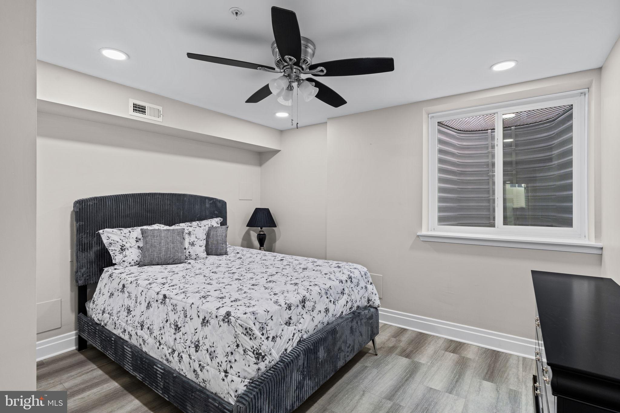 QUEEN VILLAGE - Residential