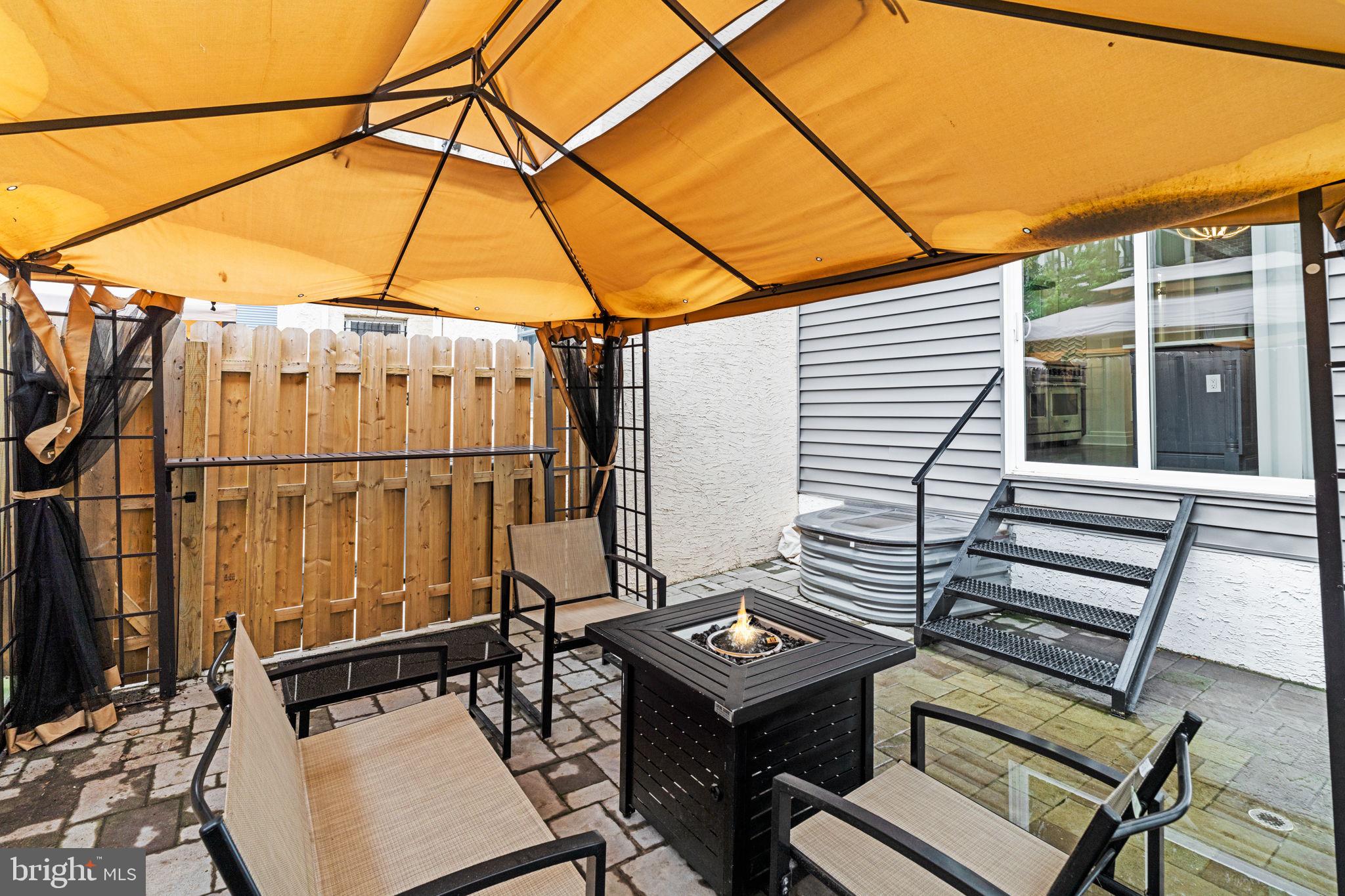 QUEEN VILLAGE - Residential