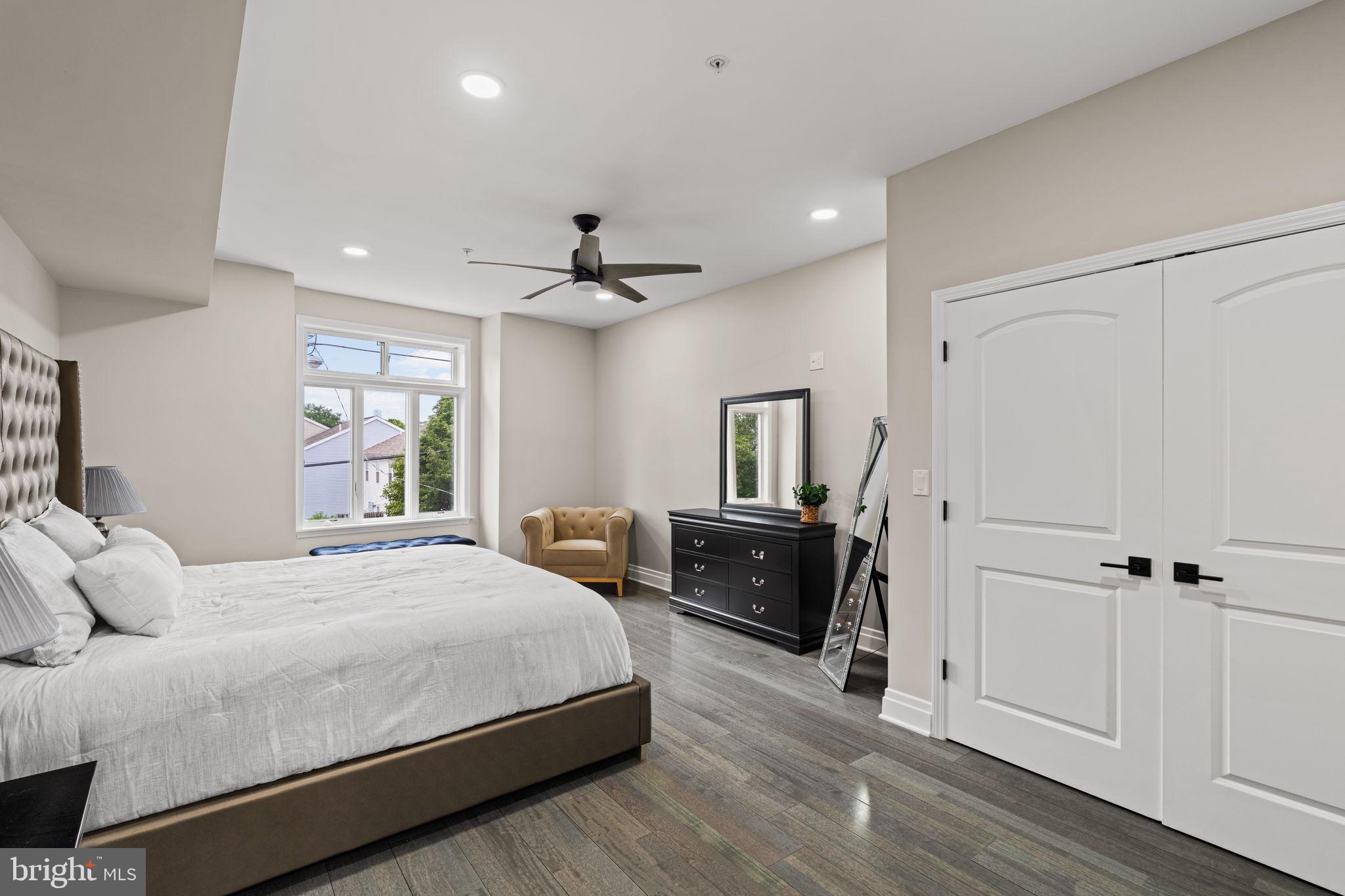 QUEEN VILLAGE - Residential