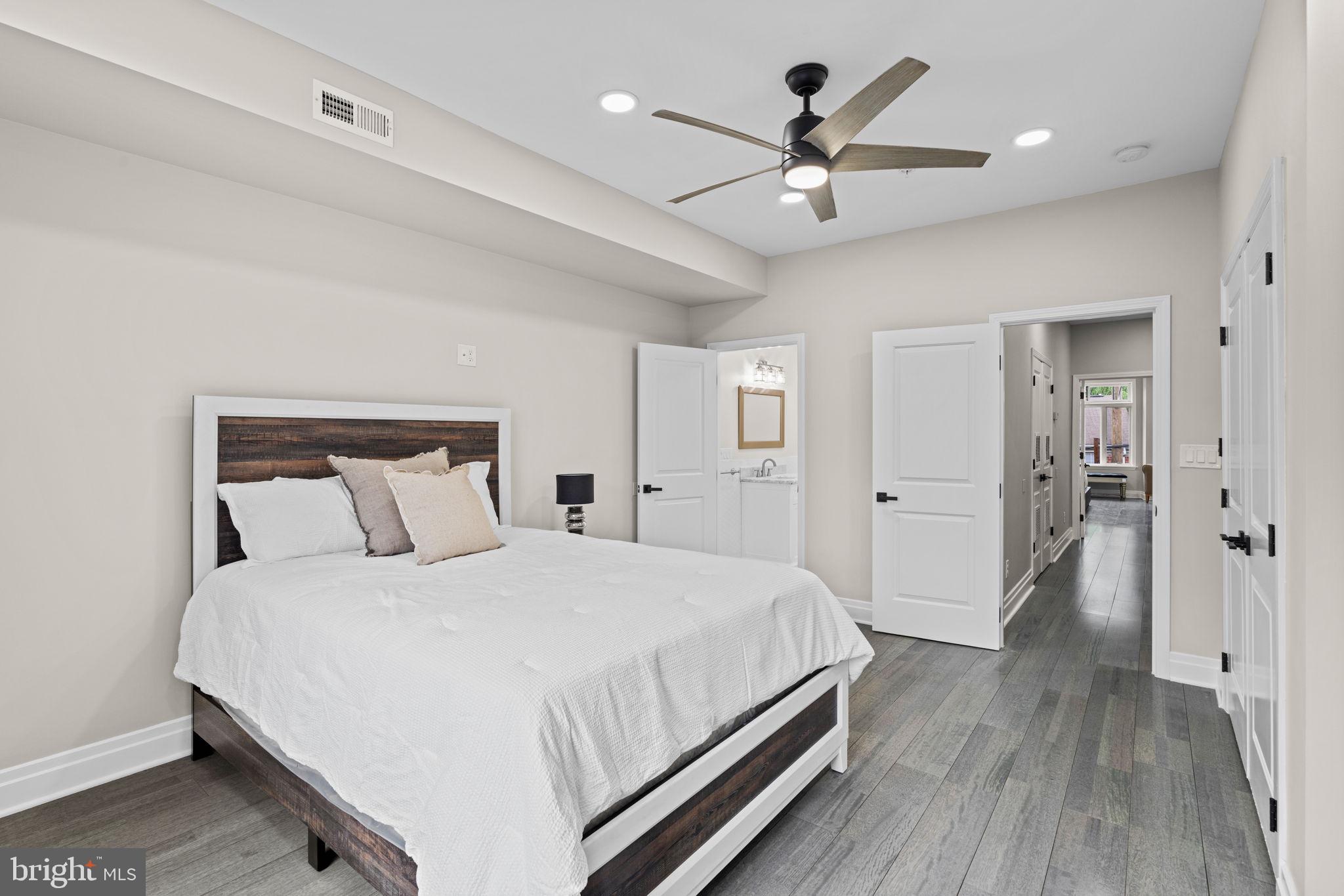 QUEEN VILLAGE - Residential