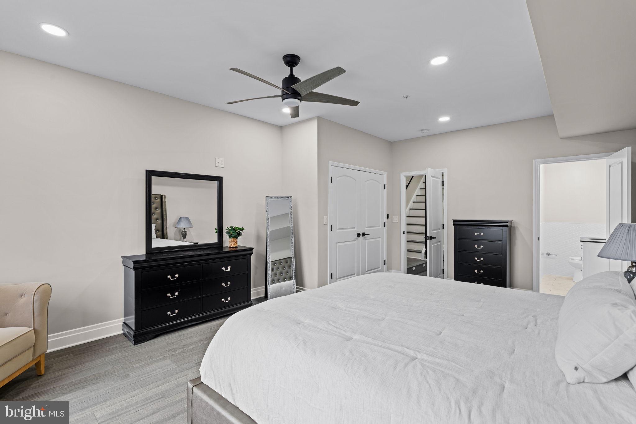 QUEEN VILLAGE - Residential