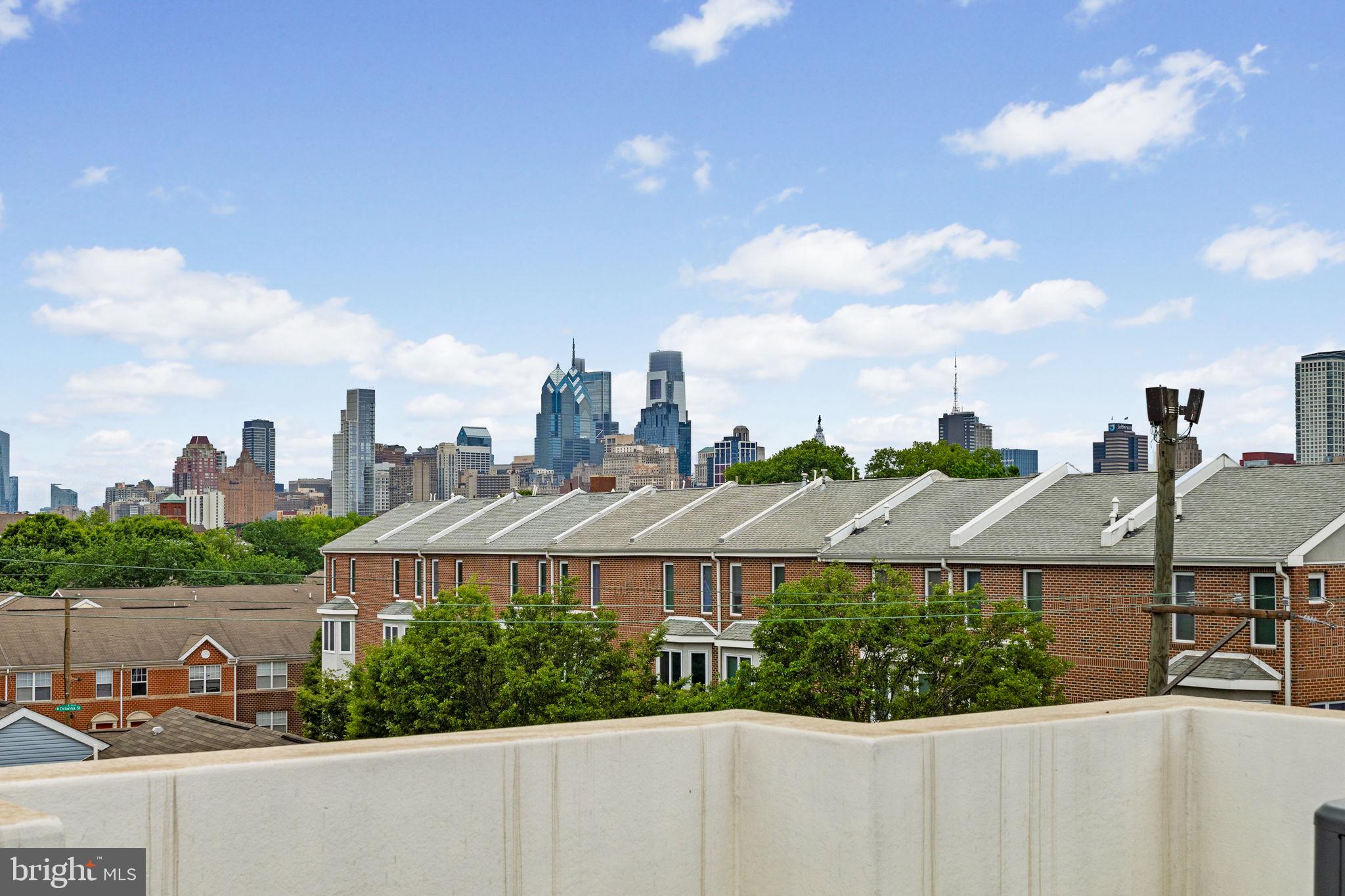 QUEEN VILLAGE - Residential
