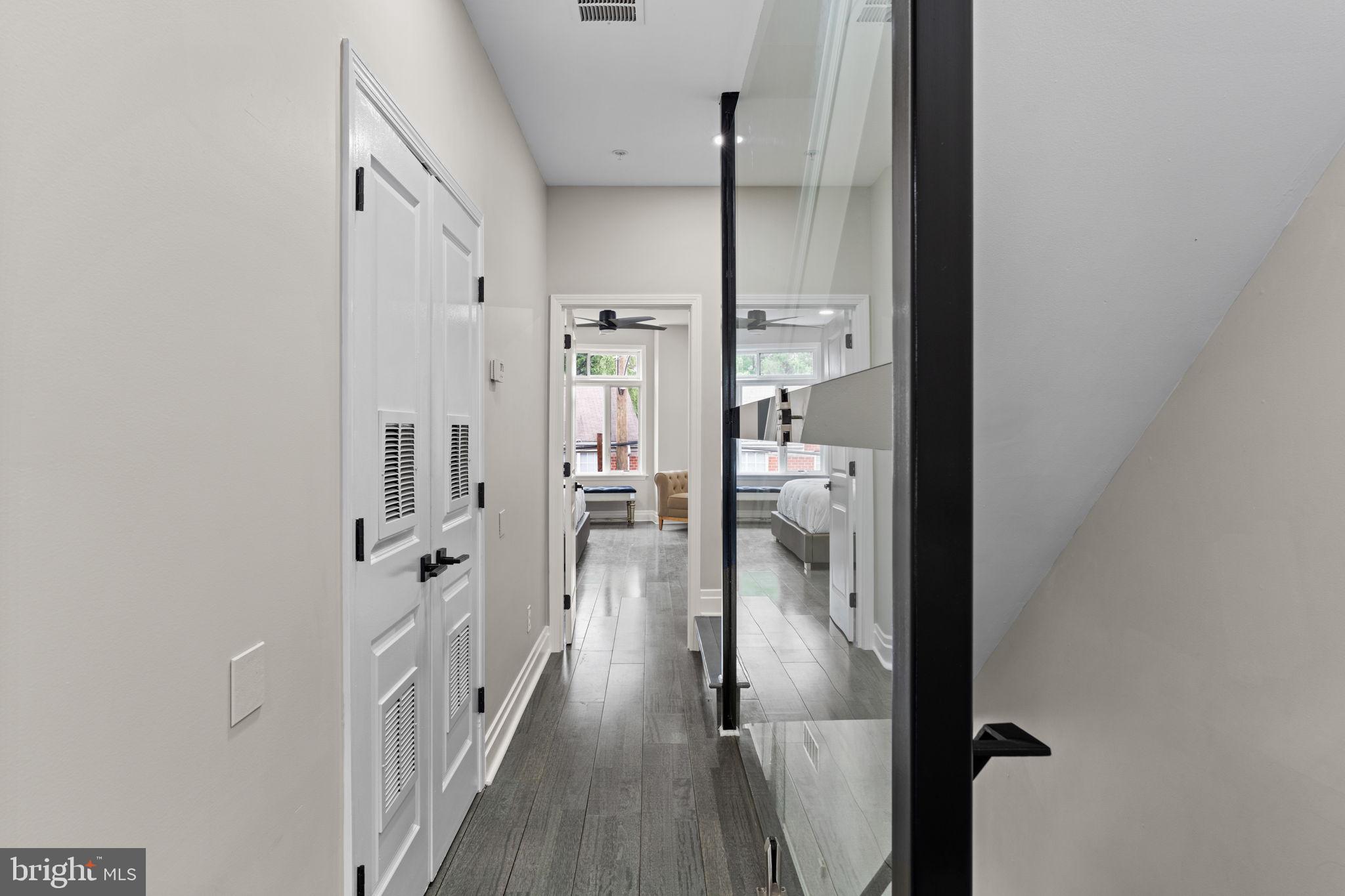 QUEEN VILLAGE - Residential