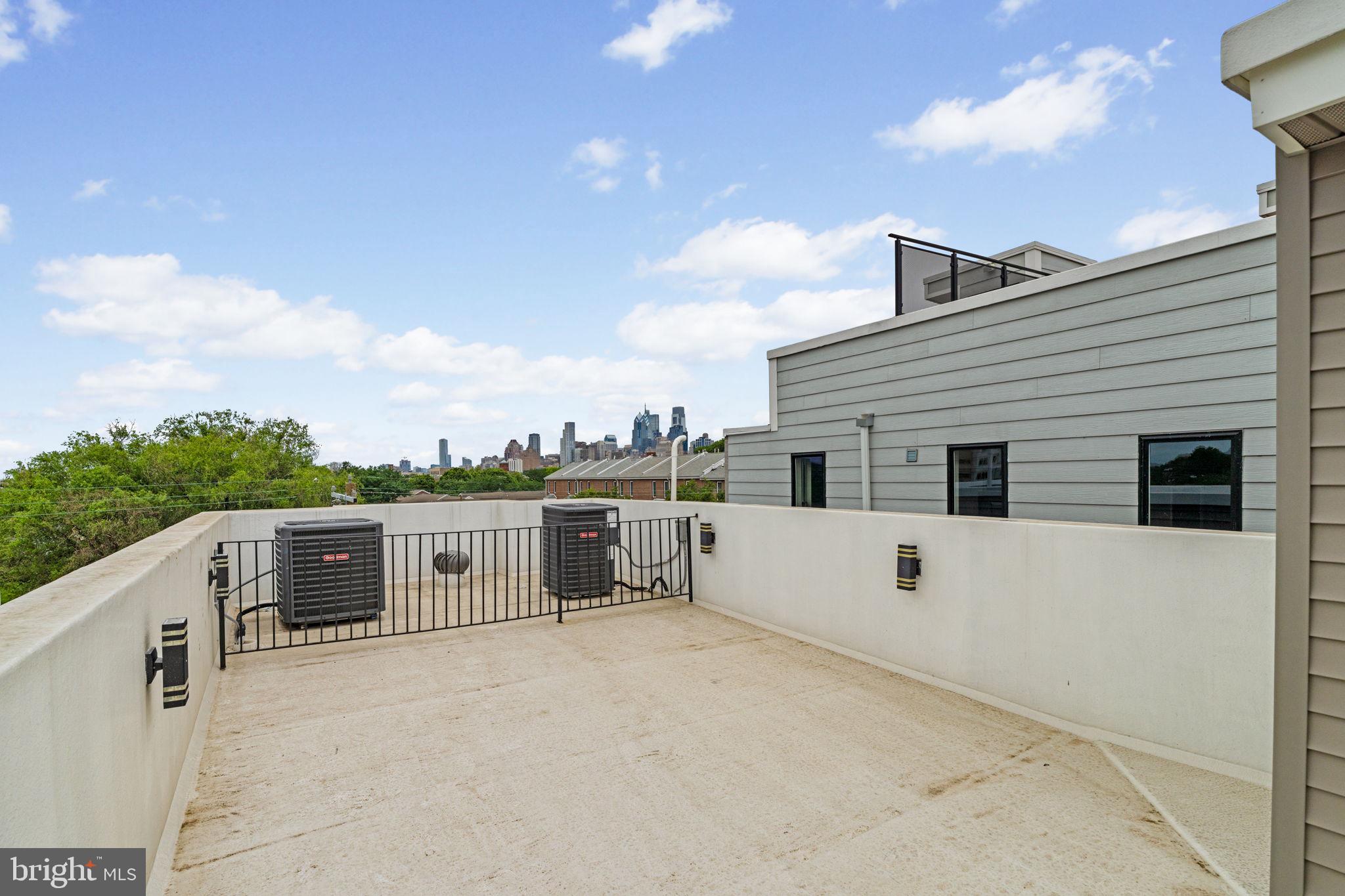 QUEEN VILLAGE - Residential