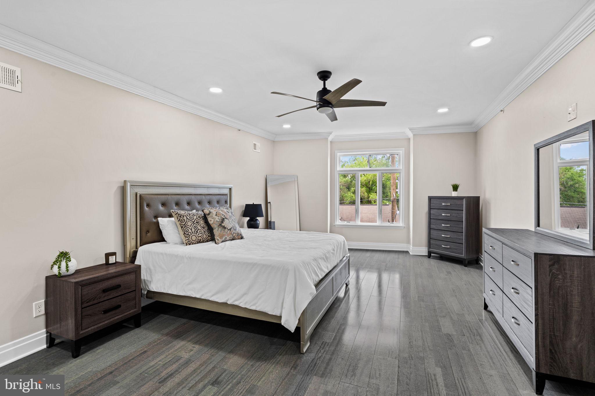 QUEEN VILLAGE - Residential