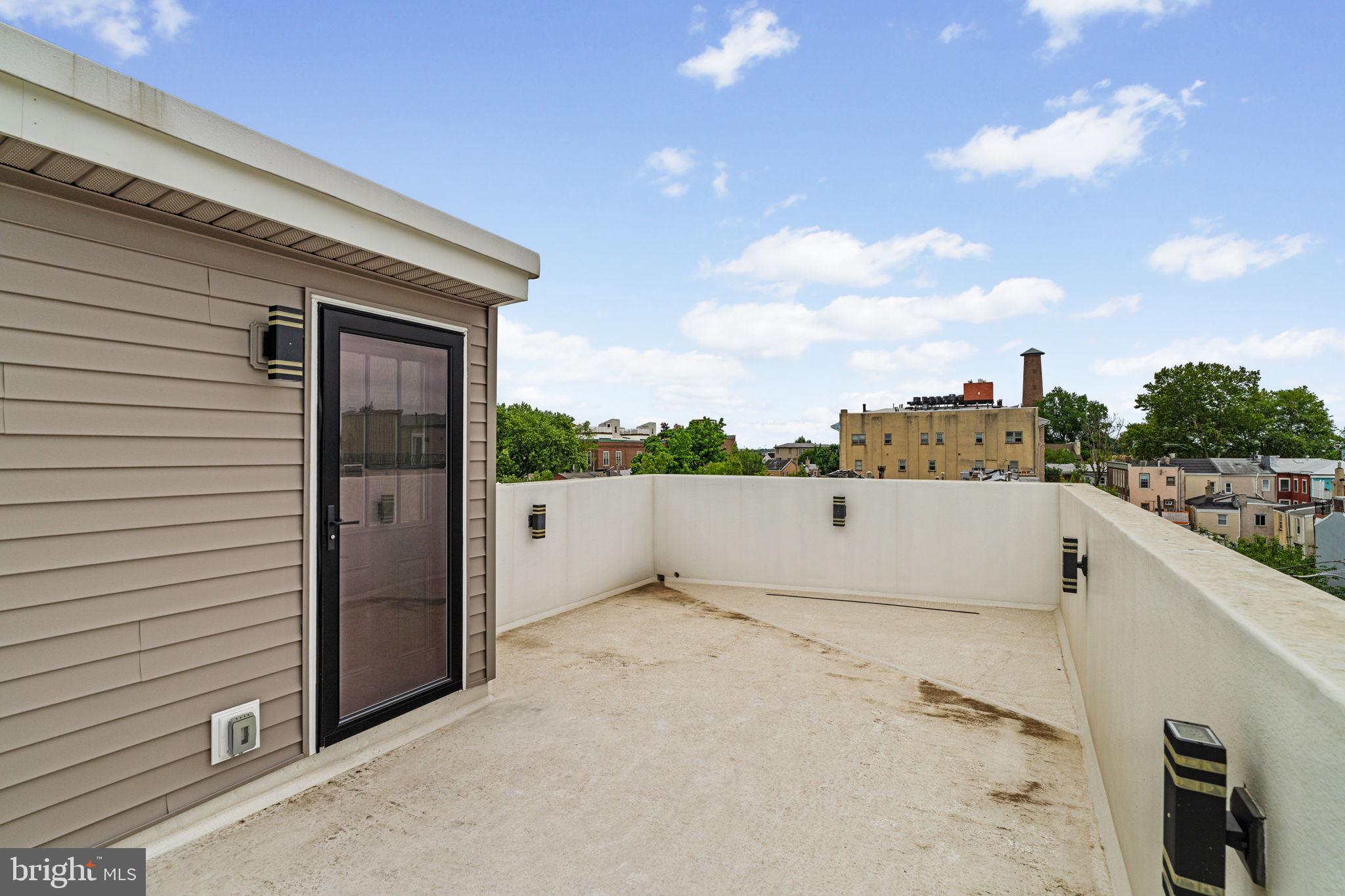 QUEEN VILLAGE - Residential