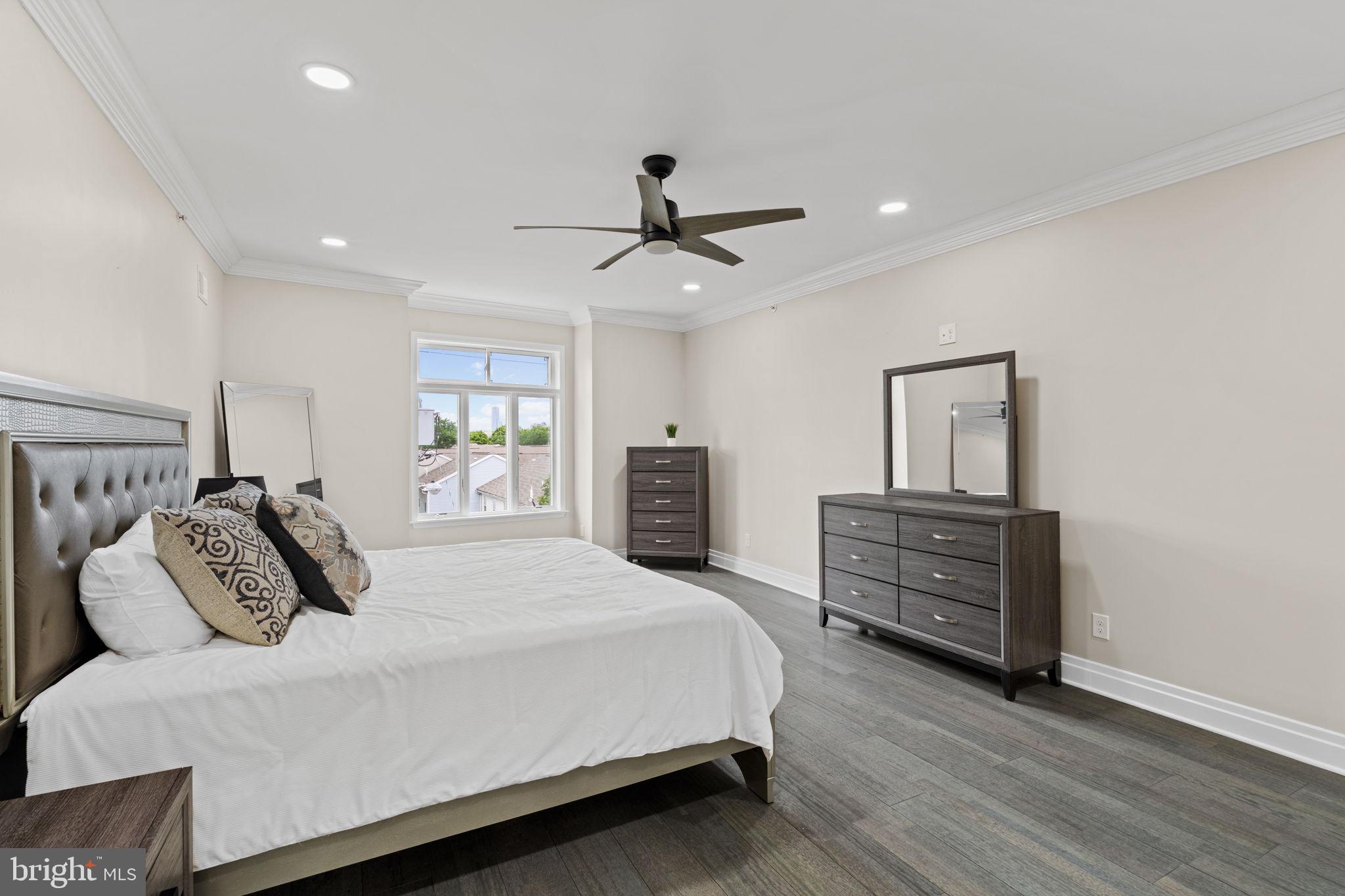 QUEEN VILLAGE - Residential