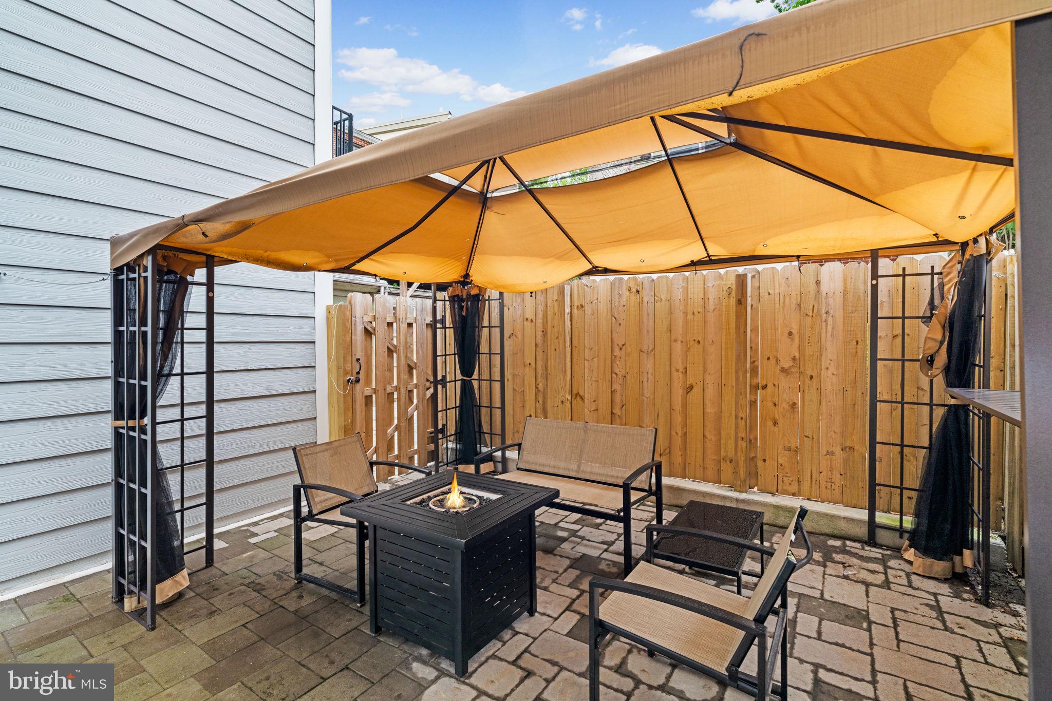 QUEEN VILLAGE - Residential