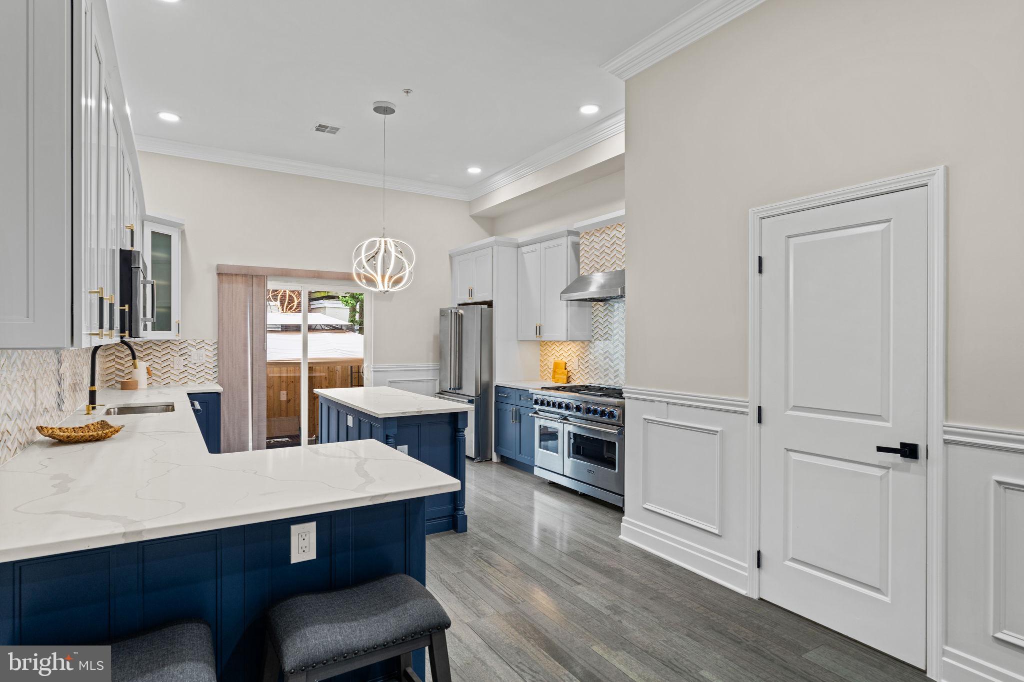 QUEEN VILLAGE - Residential