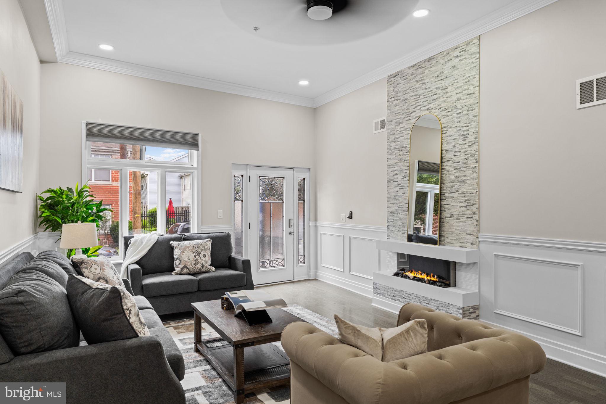 QUEEN VILLAGE - Residential