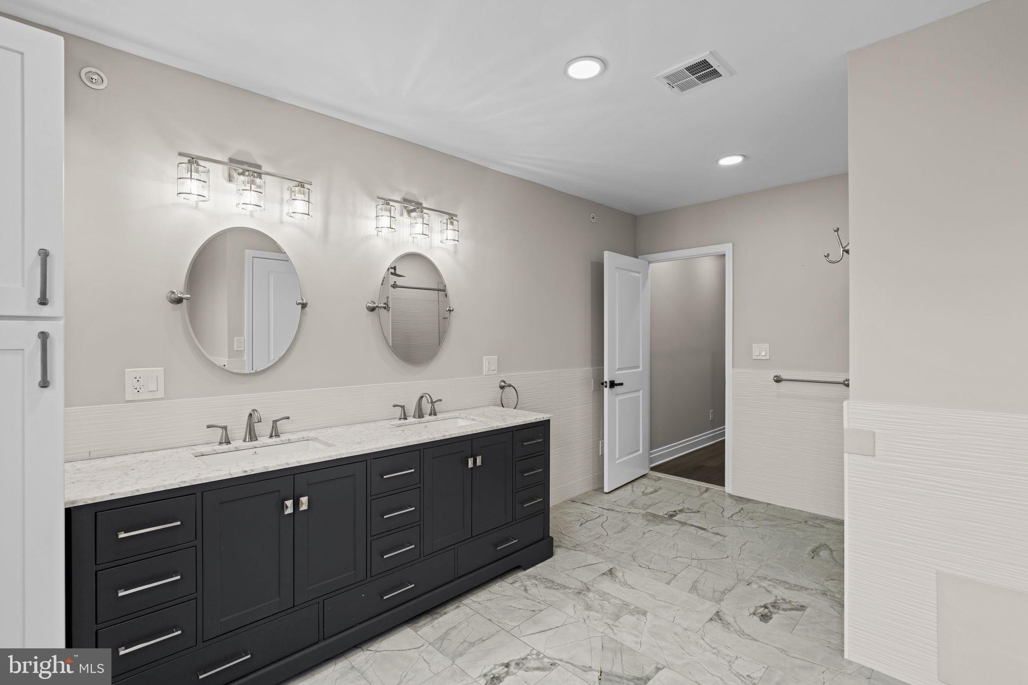 QUEEN VILLAGE - Residential