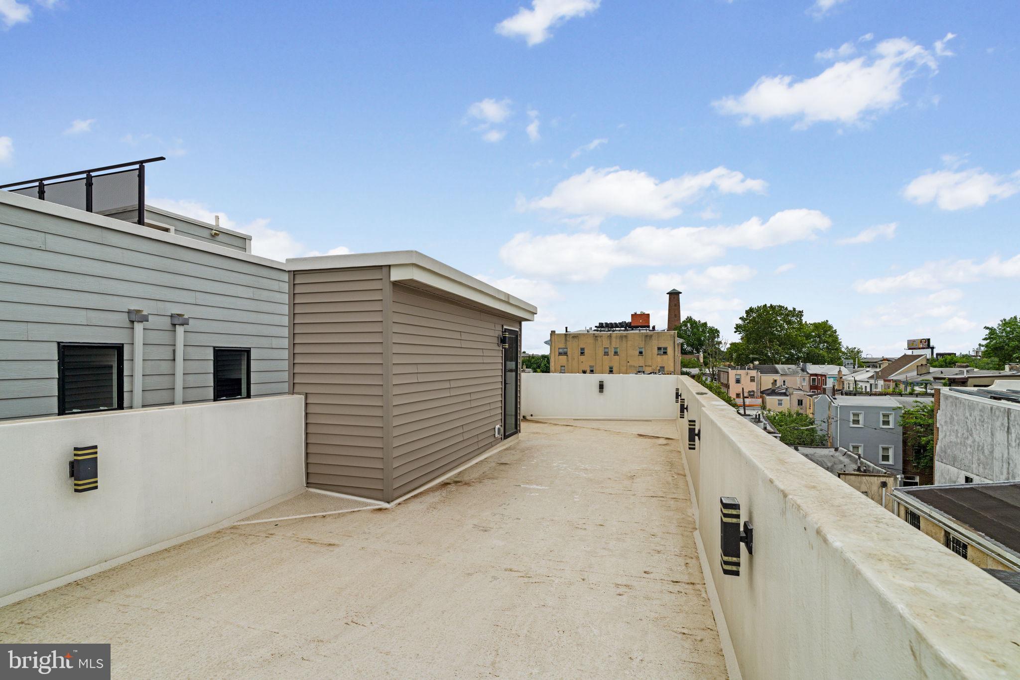 QUEEN VILLAGE - Residential