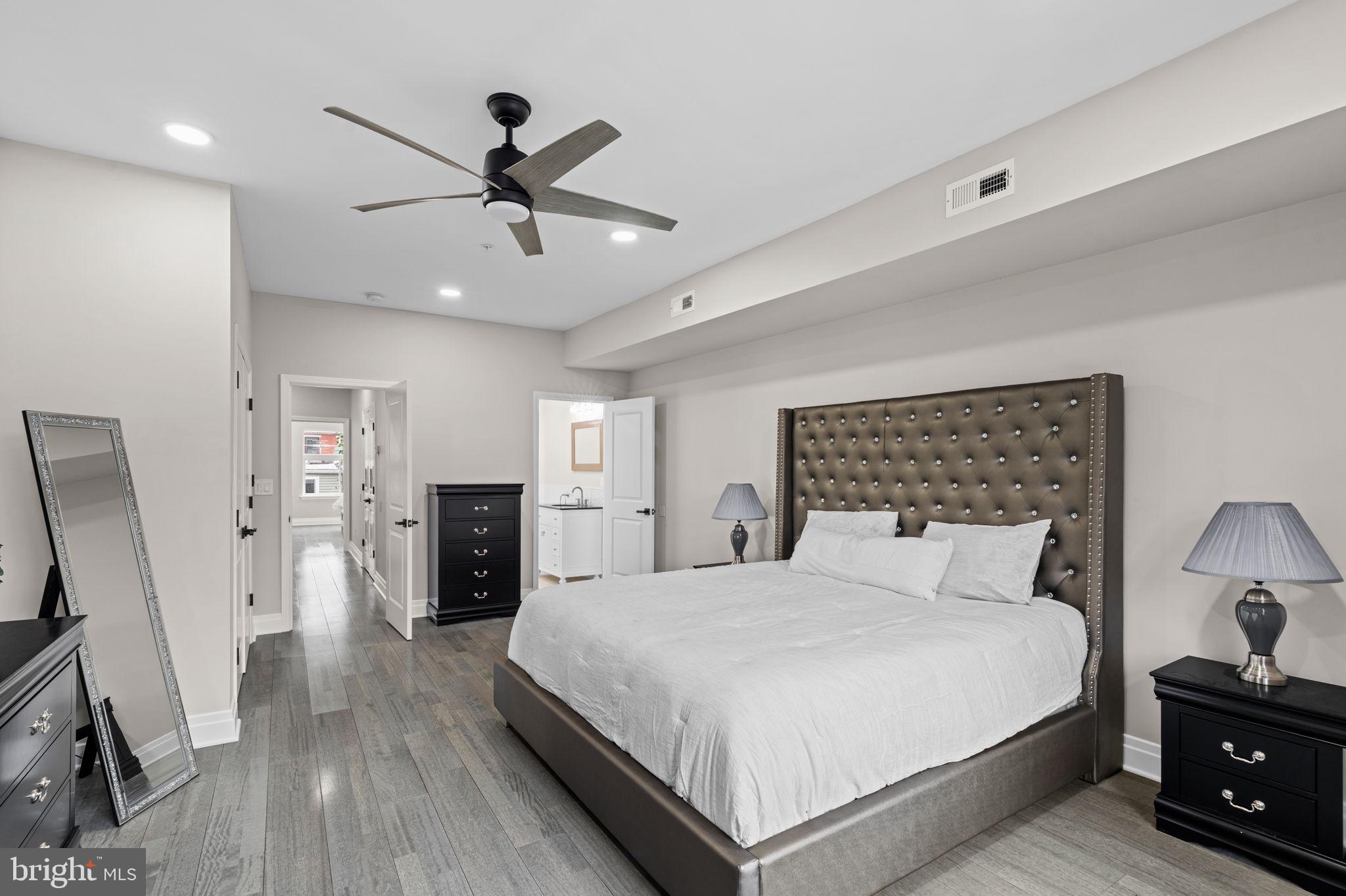 QUEEN VILLAGE - Residential