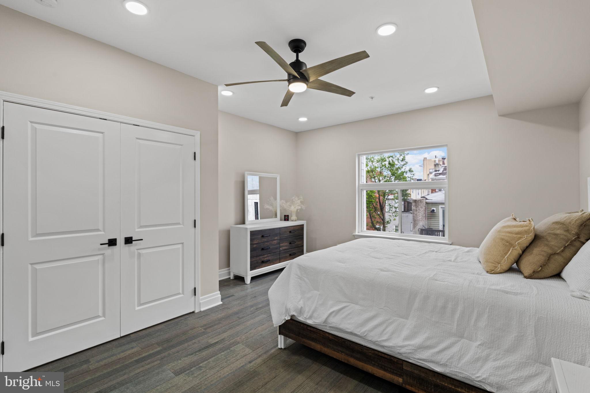 QUEEN VILLAGE - Residential