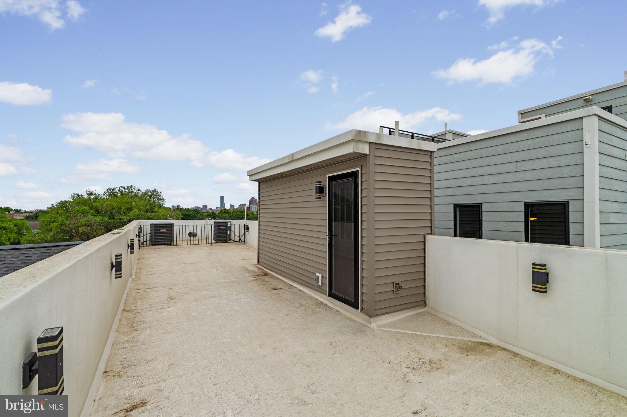 QUEEN VILLAGE - Residential