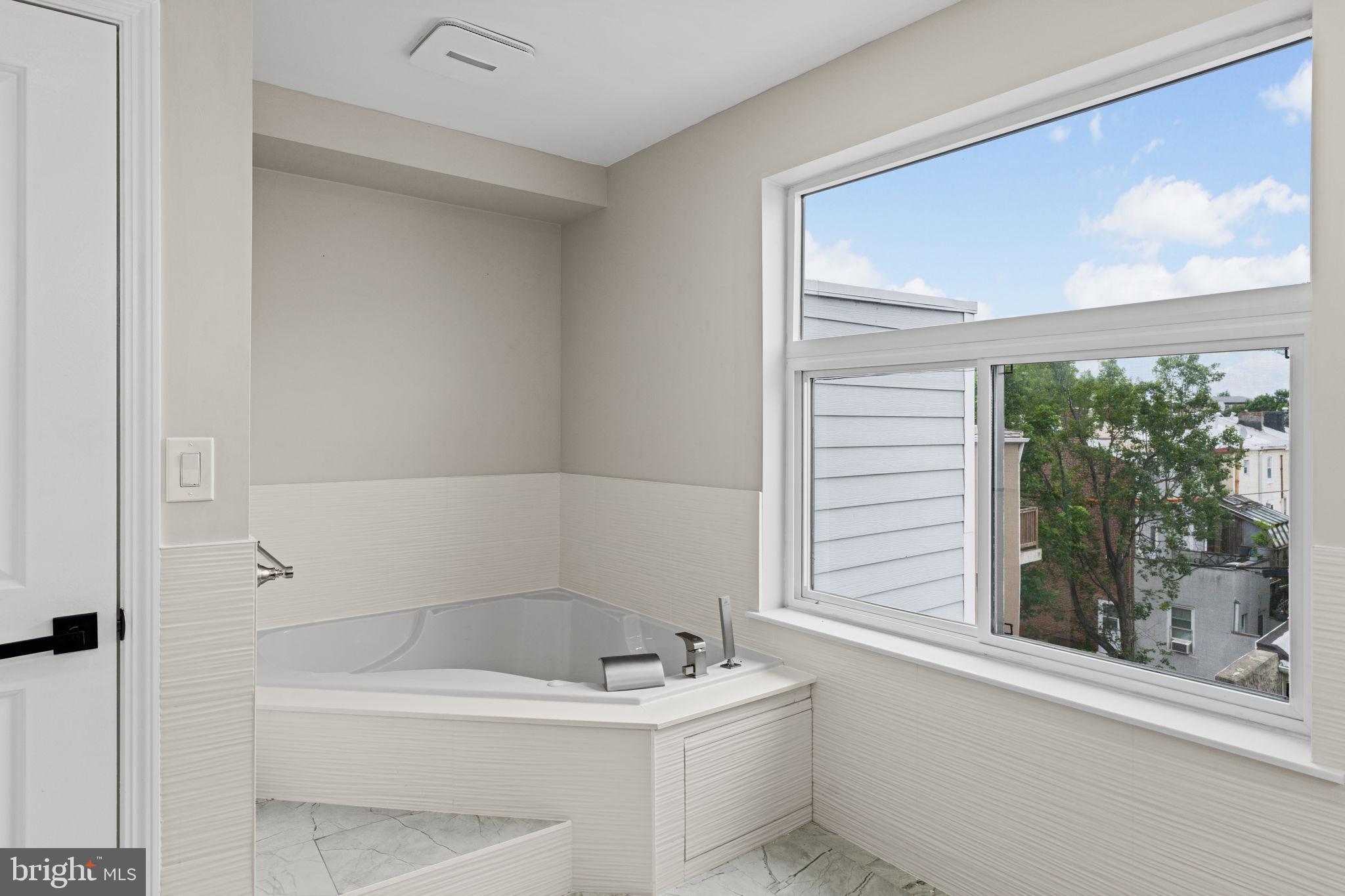 QUEEN VILLAGE - Residential