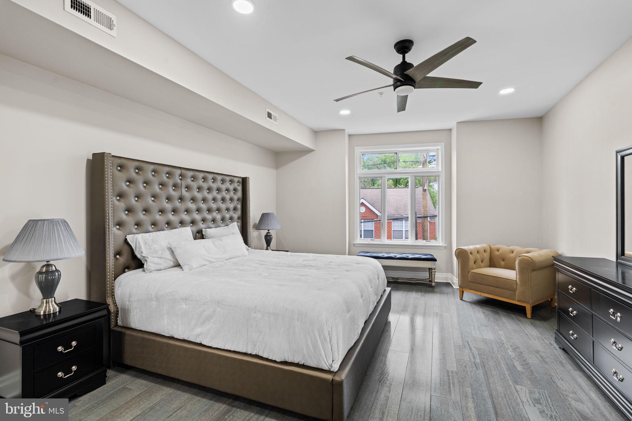 QUEEN VILLAGE - Residential