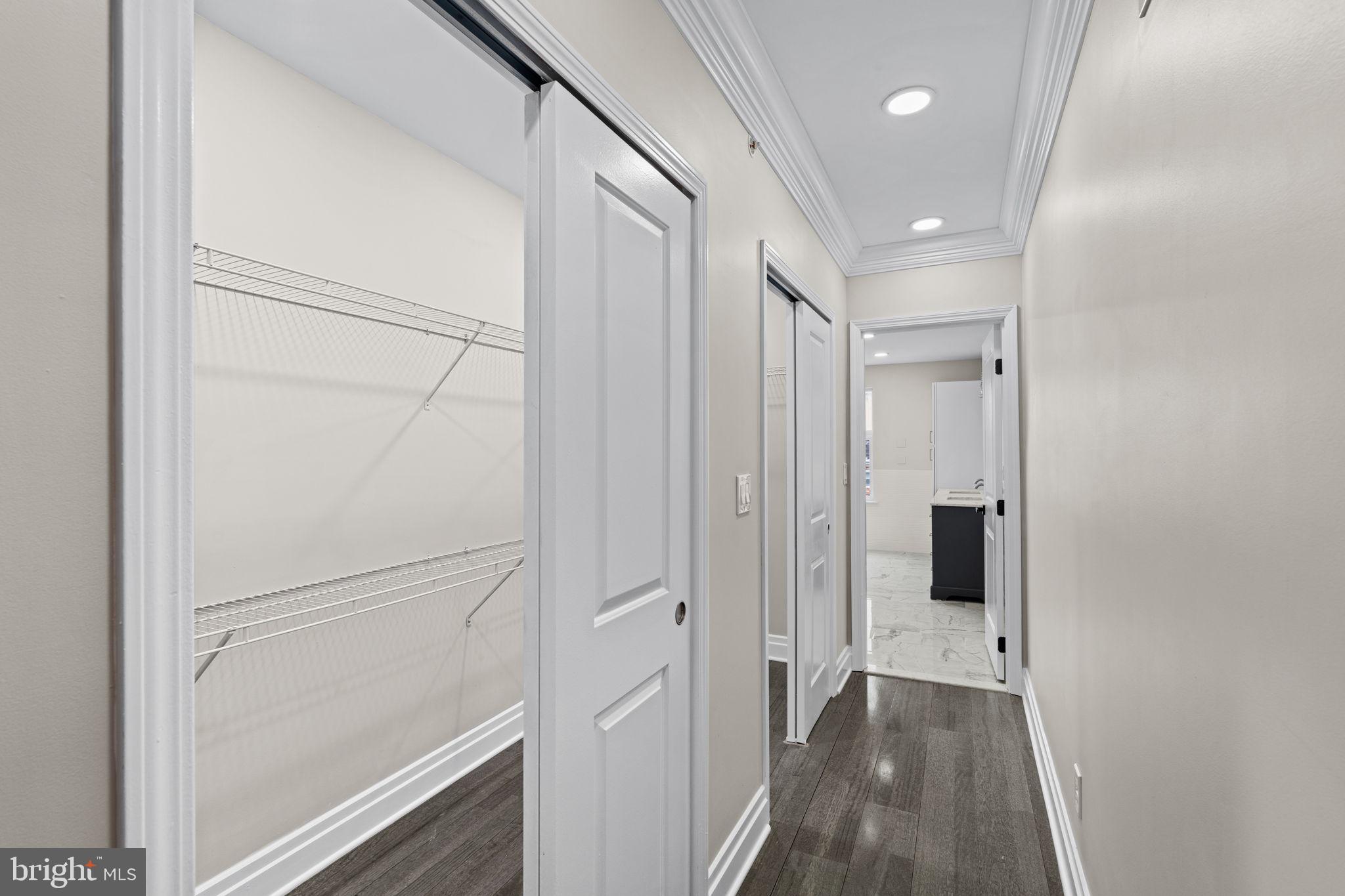 QUEEN VILLAGE - Residential