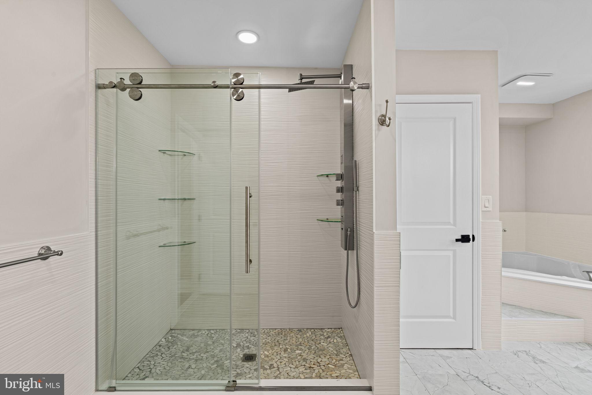 QUEEN VILLAGE - Residential