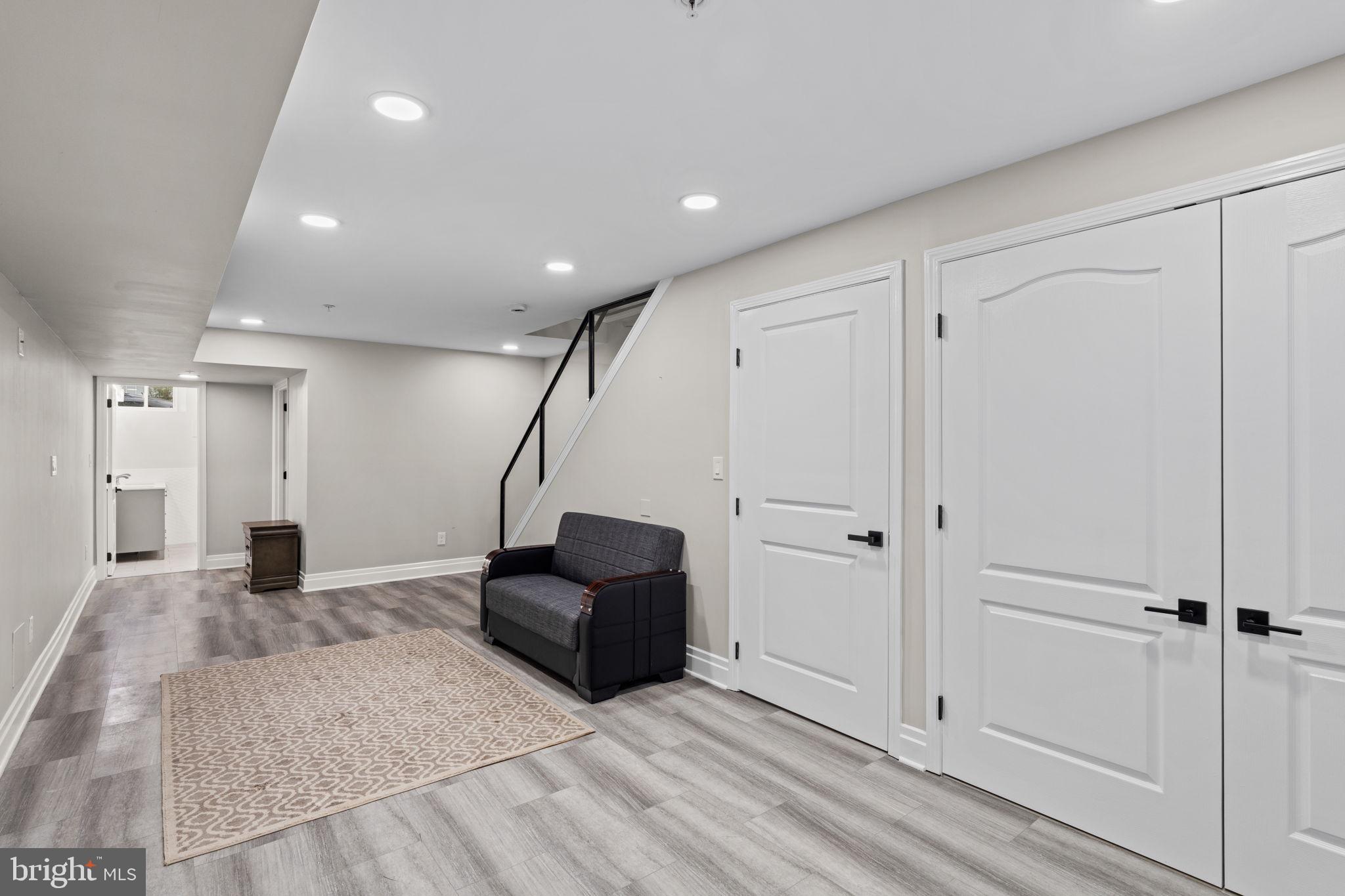 QUEEN VILLAGE - Residential