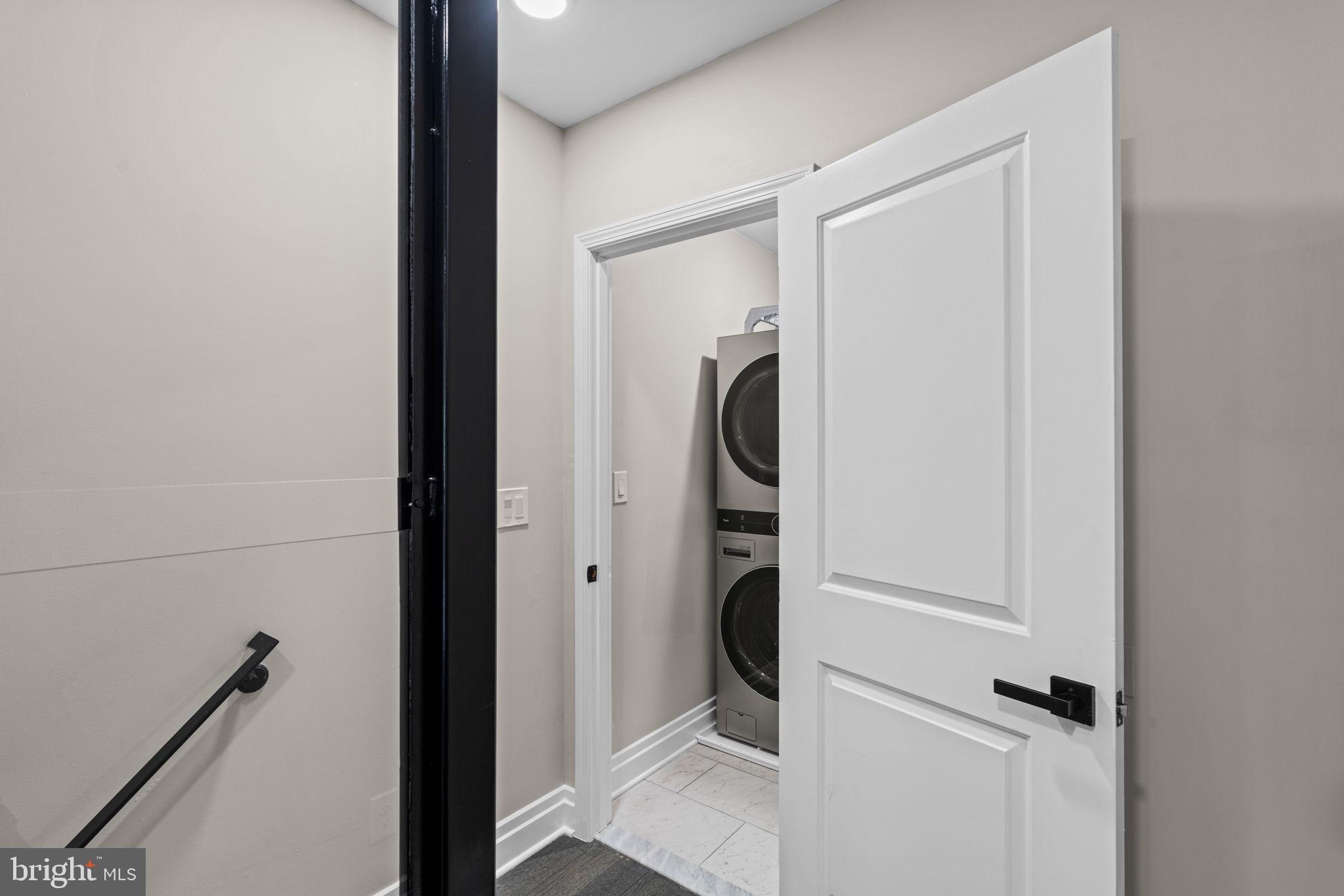 QUEEN VILLAGE - Residential