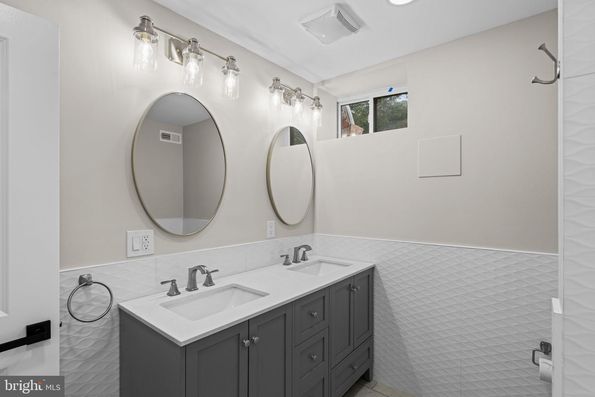 QUEEN VILLAGE - Residential