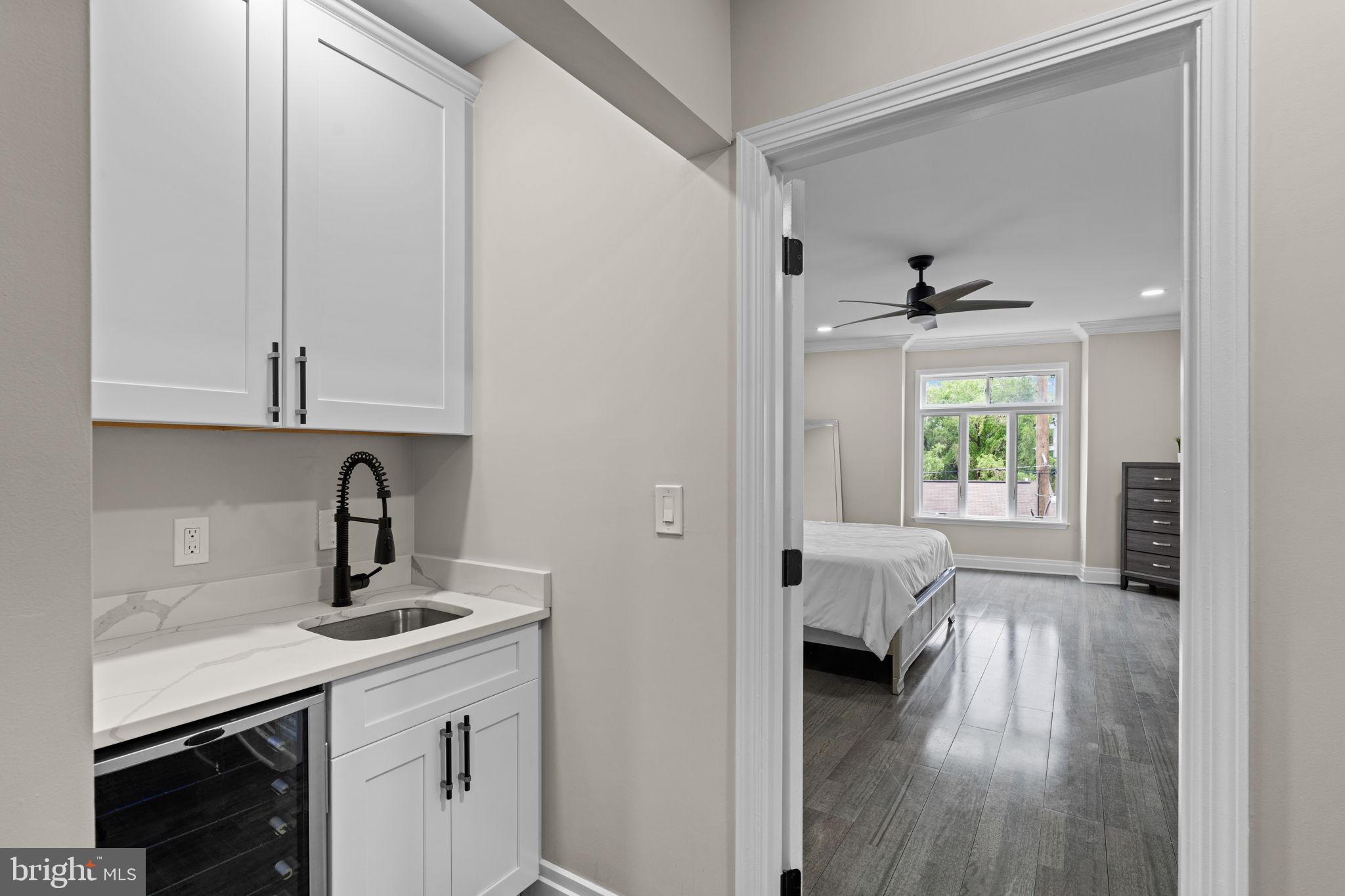 QUEEN VILLAGE - Residential