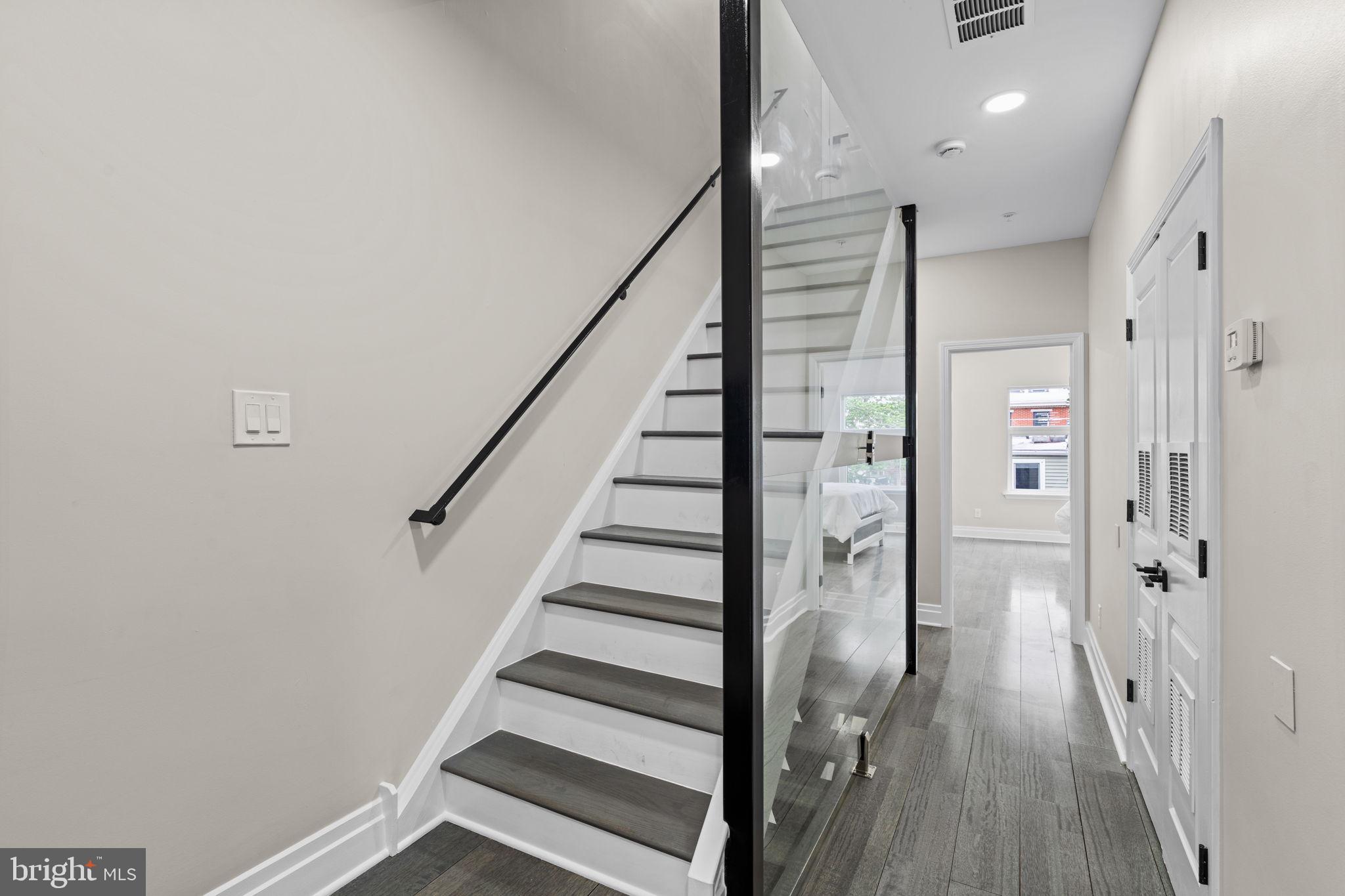 QUEEN VILLAGE - Residential