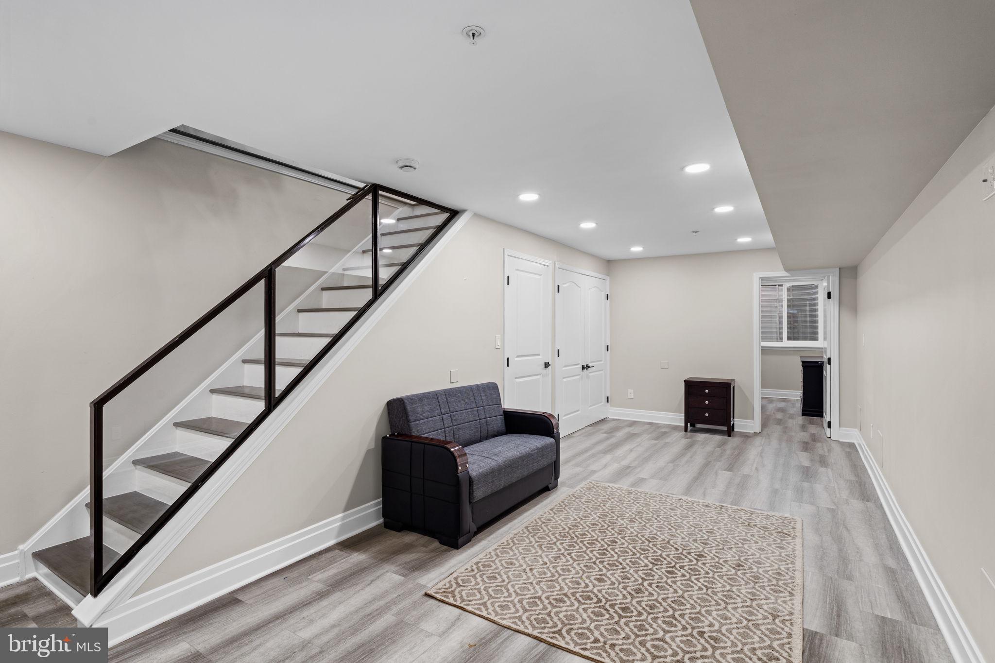 QUEEN VILLAGE - Residential