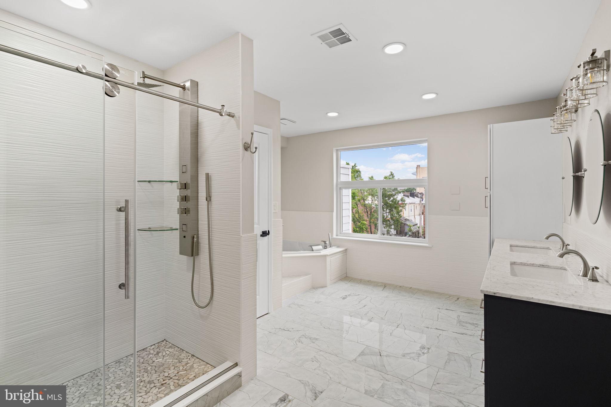 QUEEN VILLAGE - Residential