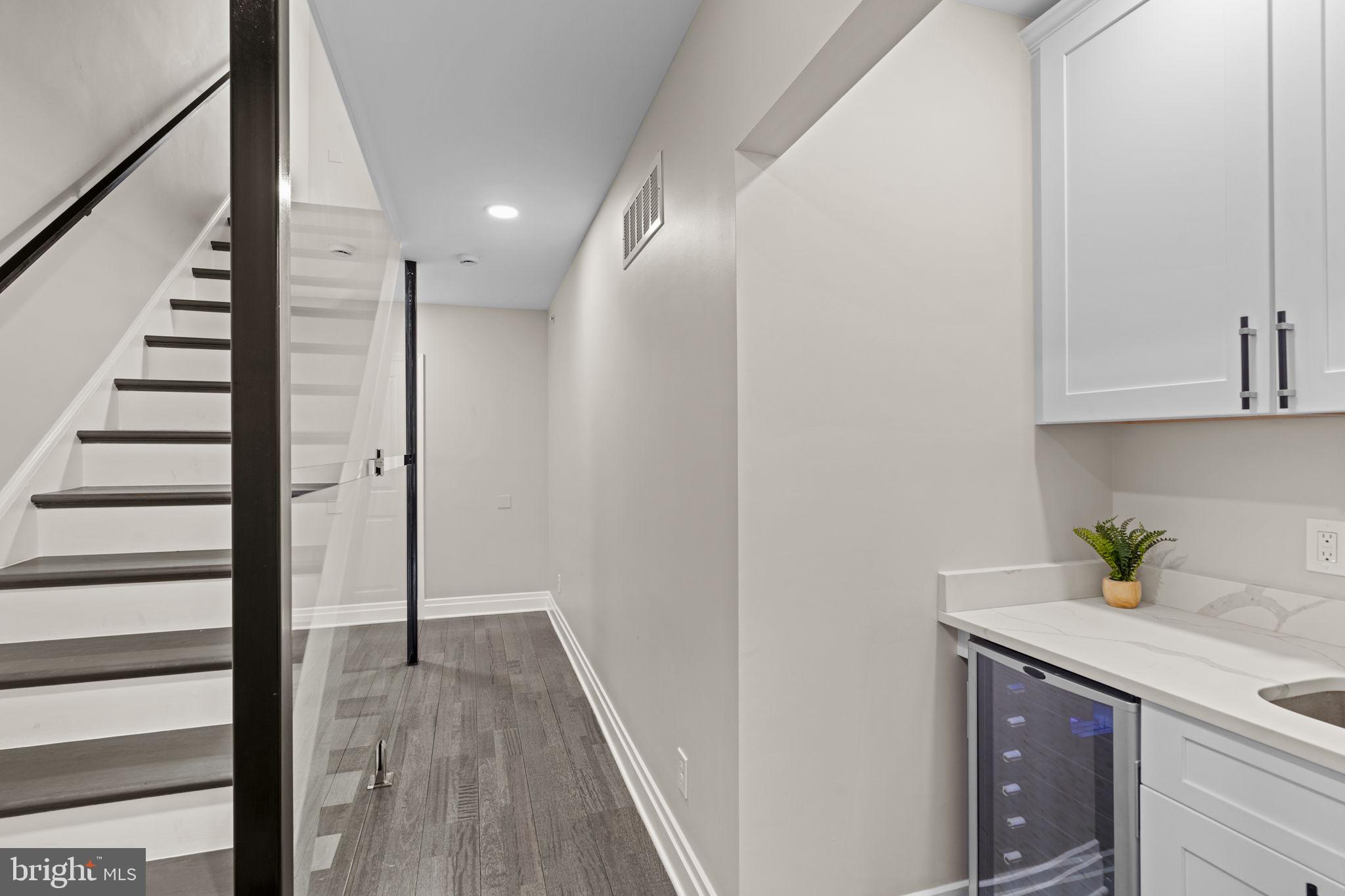 QUEEN VILLAGE - Residential