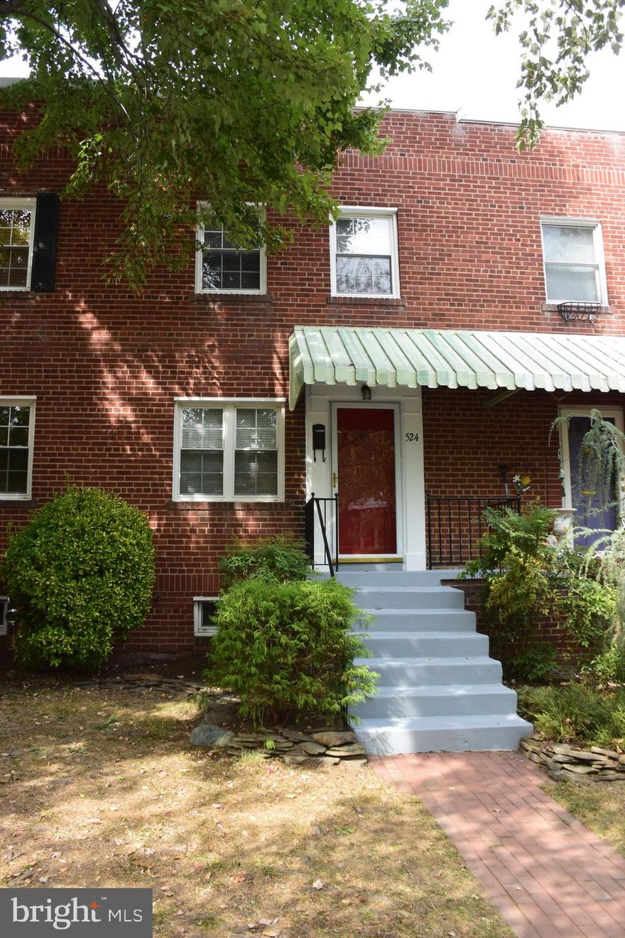 Short walk to Braddock Metro, Del Ray, Old Town. Freshly painted and cleaned, new carpet in the lower level. Nice large screened porch off the kitchen. Wonderful family room in the basement. Energy efficient windows. One pet, case by case, 25 lbs or less with an extra deposit. Lovely tree lined street. Ideal location. New kitchen and porch floor.