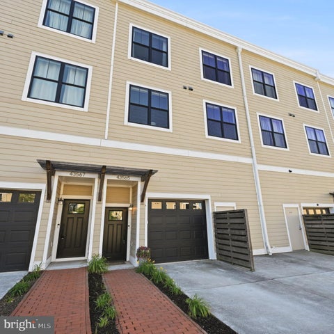 Condo For Sale - 43565 Michigan Square<br/> LEESBURG, VA 20176