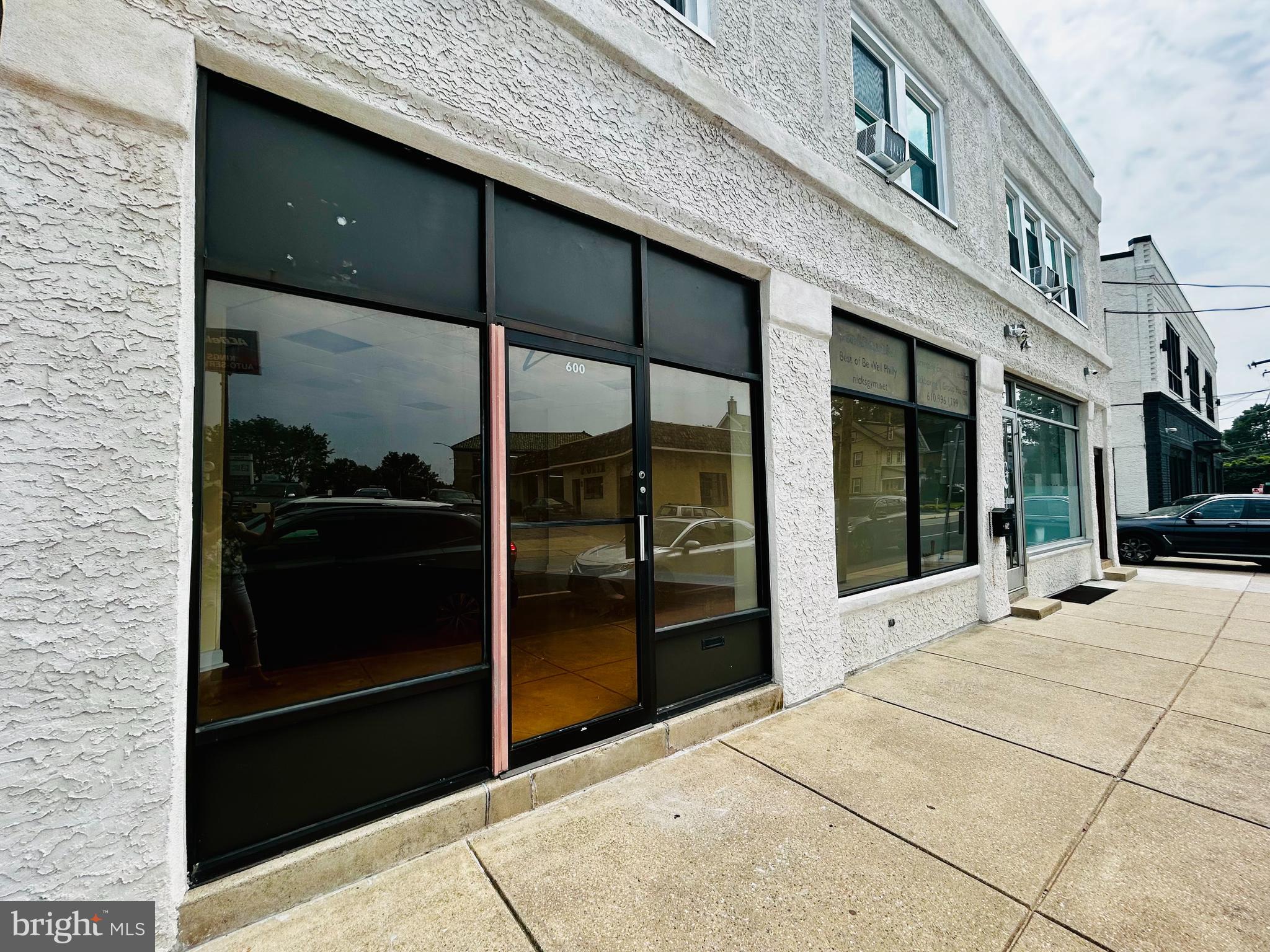 658 W LANCASTER AVENUE